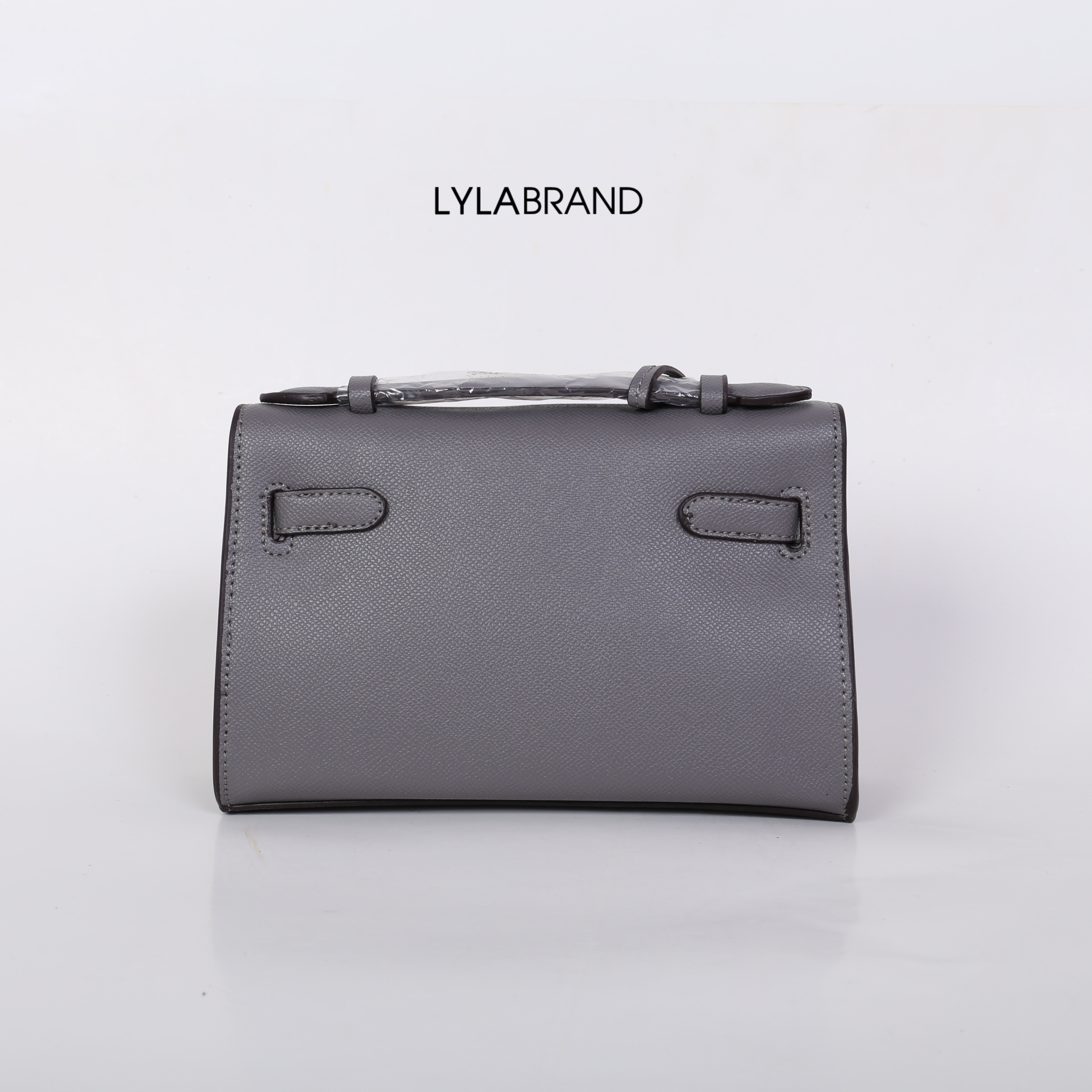 LYLABRAND🔔 KELLY MINI SIZE 22 CM / EPSOM PU TOP PREMIUM มาพร้อมสายหนังและสายโซ่คุณภาพดีสุดๆ ใบเล็กน่ารักพอดิบพอดีถือเป็นครัชออกงานได้ให้ลุคหรูสุด หรือจะใส่กับชุดทำงาน กางเกงยีนส์ ได้หมด ครบเลยค่ะ ให้ลุค ผู้ดีมากๆ ใส่ iphone plus ได้ทุกรุ่น มีสีให้