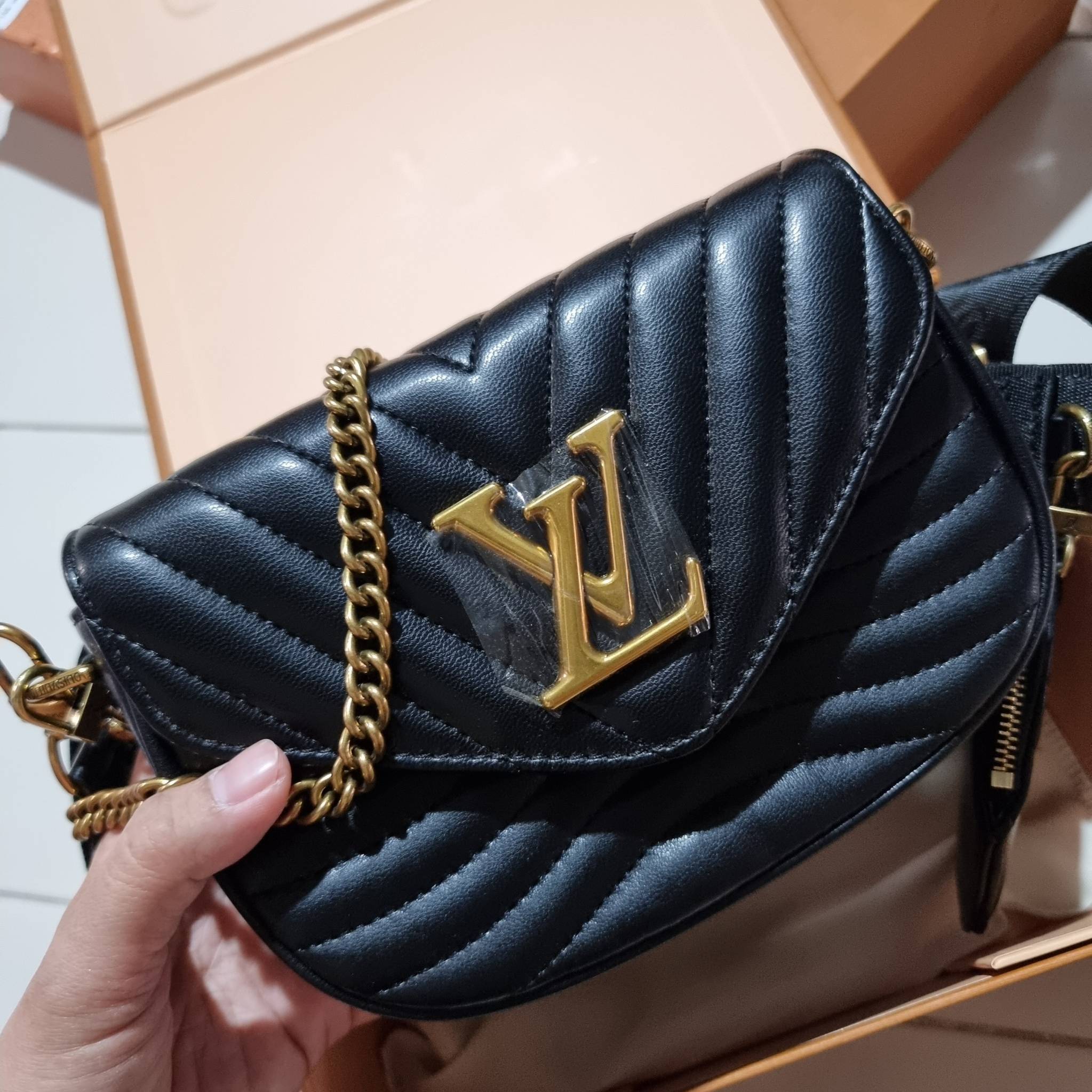 LV new wave pochette multi bag กระเป๋าสะพายมัลติฟังก์ชั่น สุดหรู มาพร้อม box set รับรองว่าดีงาม ลูกเล่นคลาสสิคผสานความวินเทจ มีสายสะพายให้ 2 เส้น และกระเป๋าใบลูก เล็กน่ารัก วัสดุหนังแท้ ภายในเป็นช่องโล่ง แบ่งสัดส่วนมีช่องย่อย ใบนี้ปรับใช้ได้หลายสไตล์ ลุคไ