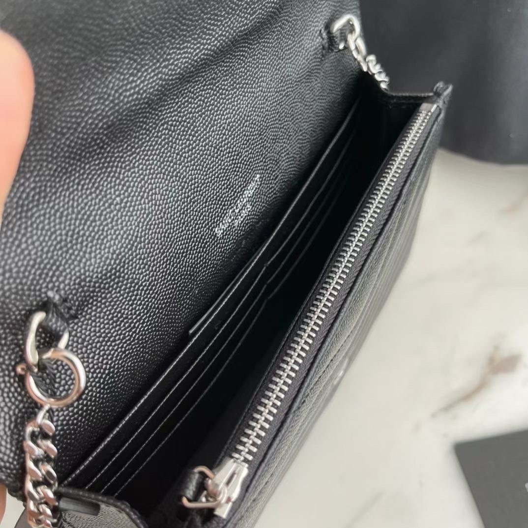 VIP 】หนังแท้ YSL Saint Laurent Envelope WOC 7.5” กระเป๋าเงิน wallet on chain ที่มาพร้อมสายสะพายแบบโซ่ ขนาด 7.5” หนังวัวติดโลโก้ YSL มีทั้งอะไหล่เงิน ทอง และดำ ด้านในมีช่องซิป และช่องใส่การ์ด 6 ช่อง เรียบหรู คลาสสิคมากๆ เลยค่ะ