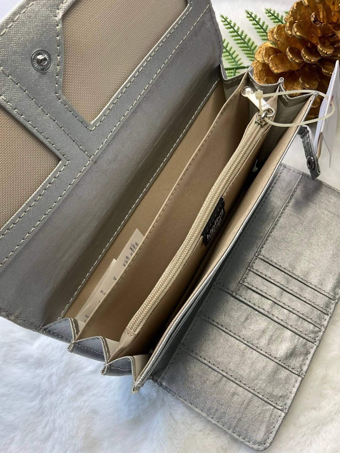 กระเป๋าสตางค์ยาว 3 พับตอน Kipling Brownie long tri-fold wallets กระเป๋าสตางค์ยาวแบบ3พับตอน วัสดุกันน้ำ เปิดปิดด้วยกระดุมแป๊ก มีช่องใส่ธนบัตรหลายช่อง ช่องเสียบการด์ได้ถึง13ช่องลายจุด และใส่รูปภาพได้อีก2ช่อง ช่องซิปใส่เหรียญ ช่องธนบัตร 3 ช่อง ที่จับหัวซิปปั