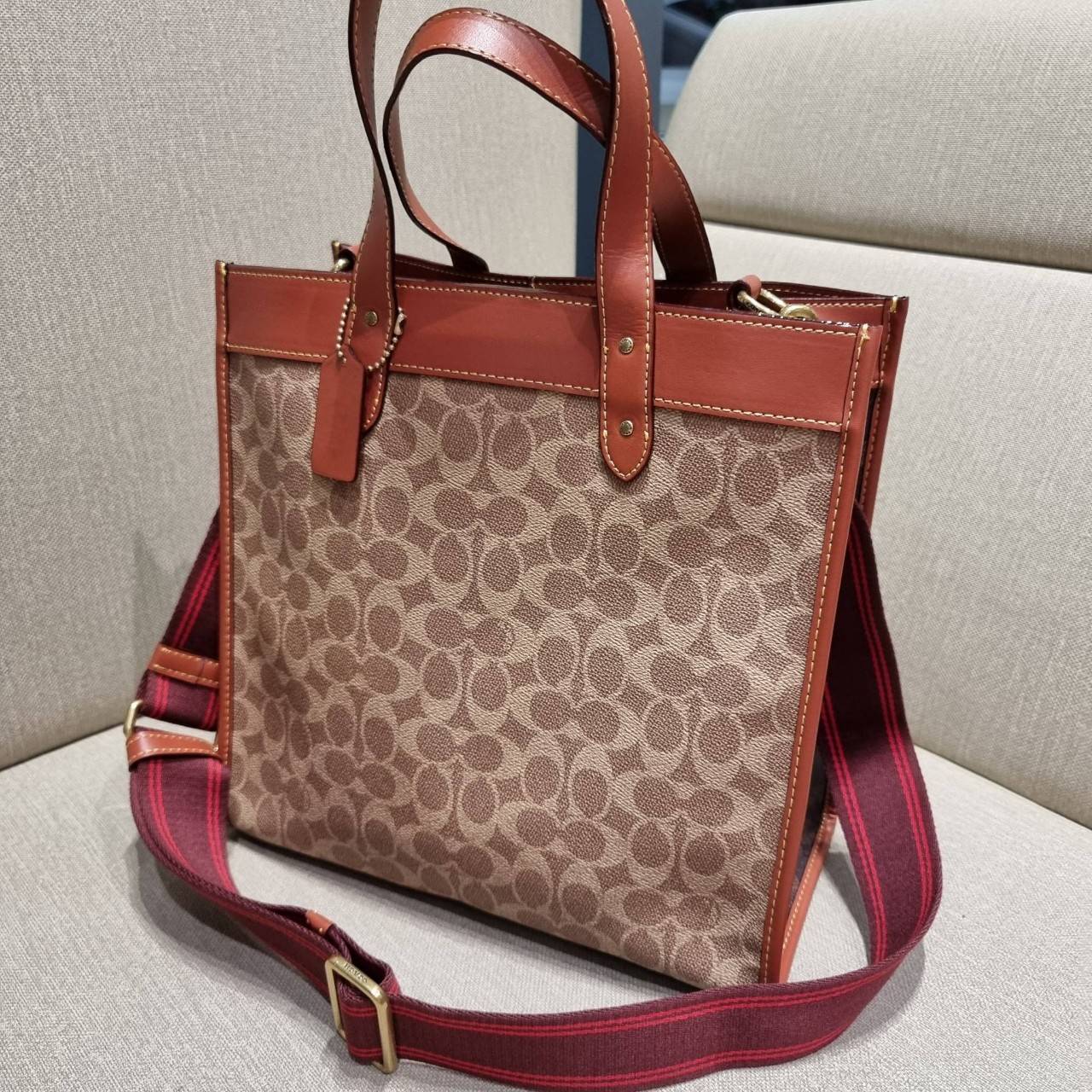 COACH C0776 FIELD TOTE WITH HORSE AND CARRIAGE PRINT คอลเลคชั่นสุดคลาสสิค สวยหรูดูแพง กระเป๋าทรงโท้ท ไซส์ใหญ่จุคุ้ม ฟังก์ชั่นการใช้งานสะดวกที่สุด มีทั้งสายคล้องแขนในตัว และสายครอสบอดี้ วัสดุหนังแคนวาสเคลือบลายสลับหนังแท้ ปากกระเป๋ามีกระดุมแม่เหล็กไว้ปิดกั