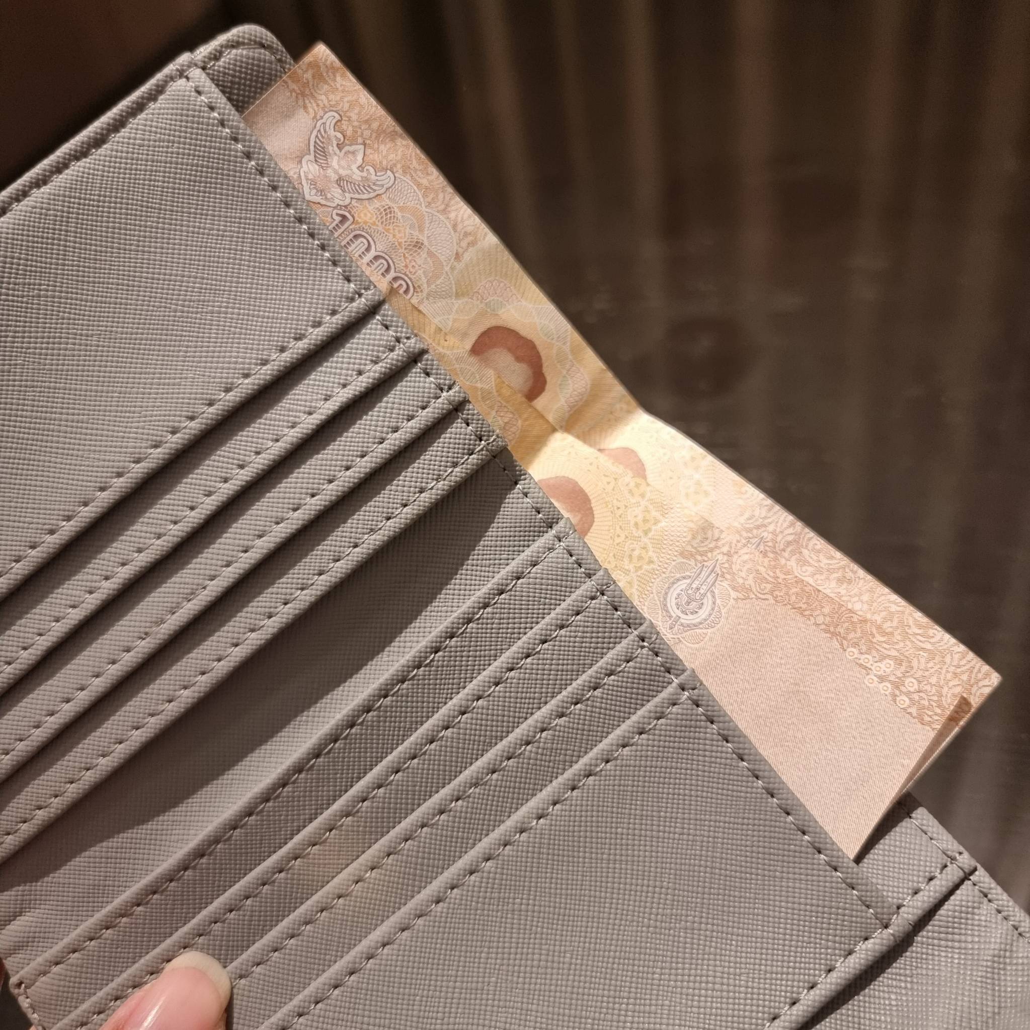 VIP 】มาแล้วจ้า!! รุ่นแนะนำ!! ฮิตติดใจสาวๆ!! กระเป๋าสตางค์ใบสั้นรุ่นฝาพับ จาก Chanel premium for gift เรียบหรู ดูไฮน์ วัสดุหนังสังเคราะห์ลายคาร์เวีย ด้านในเป็นหนังซาฟเฟียโน่ เปิด-ปิดด้วยกระดุมแม่เหล็ก ภายในกระเป๋ามีช่องใส่บัตร ใส่ธนบัตรได้ ดีไซน์เรียบหรูตา