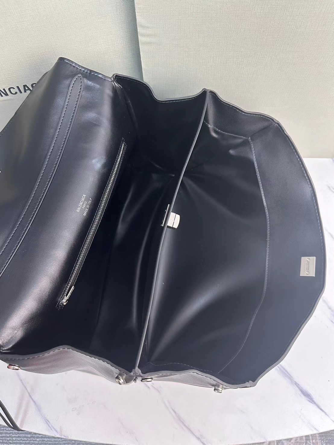 Balenciaga Rodeo Medium Handbag in Black 35cm กระเป๋าสะพายหนังเรียบผิวสัมผัสนุ่มสบายผิว ดีไซน์เรียบหรูตามเอกลักษณ์ของแบรนด์ ภายในโล่งกว้าง จุของได้เยอะ ใบจริงน้องสวยน่าใช้มาก