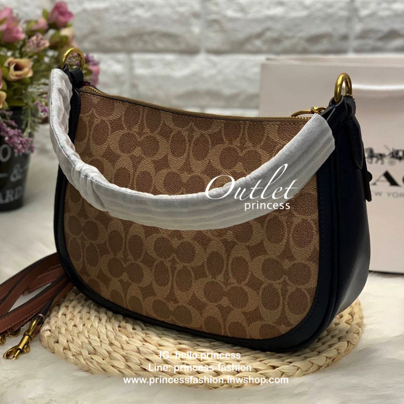 COACH SUTTON CROSSBODY IN SIGNATURE BAG กระเป๋าถือหรือสะพายไหล่ ทรงสวย วัสดุหนังแท้ เนื้อนิ่ม พร้อมพวงกุญแจหนัง เปิดปิดแบบซิป ภายในกว้าง ใส่ wallet ยาว และของใช้ได้เยอะ มีช่องเล็ก พร้อมสายสะพายยาวถอด ปรับได้ค่ะ Dont's miss!!