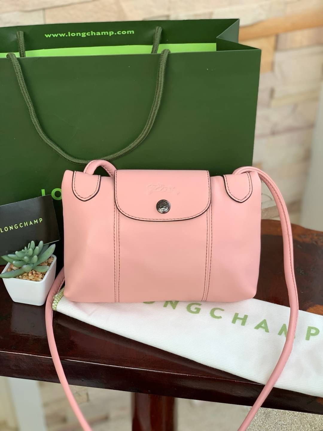 Longchamp Le Pliage Cuir Crossbody Bag อีกหนึ่งคอลเลคชั่น Le Pliage Cuir หนึ่งในตระกูลกระเป๋าสุดไอคอนิกจากแบรนด์ Longchamp และจัดการปรับดีไซน์ให้มีขนาดเล็กลงในทรงcrossbody กะทัดรัดสะพายแล้วคล่องตัว ด้วยดีไซน์ที่ดูเป็นเอกลักษณ์การใช้งานช่องหลักที่ซิปด้านหล
