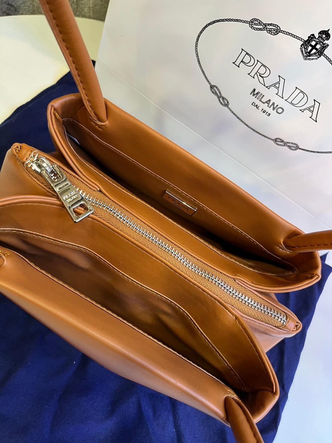 Prada Leather mini-bag / Prada small logo-embossed shoulder bag / PRADA LEATHER HANDBAG พร้อมส่งที่ไทย กระเป๋าถือหูจับในตัวรูปทรงคลาสสิค หนังเรียบสวยหรู ผิวสัมผัสดีงาม