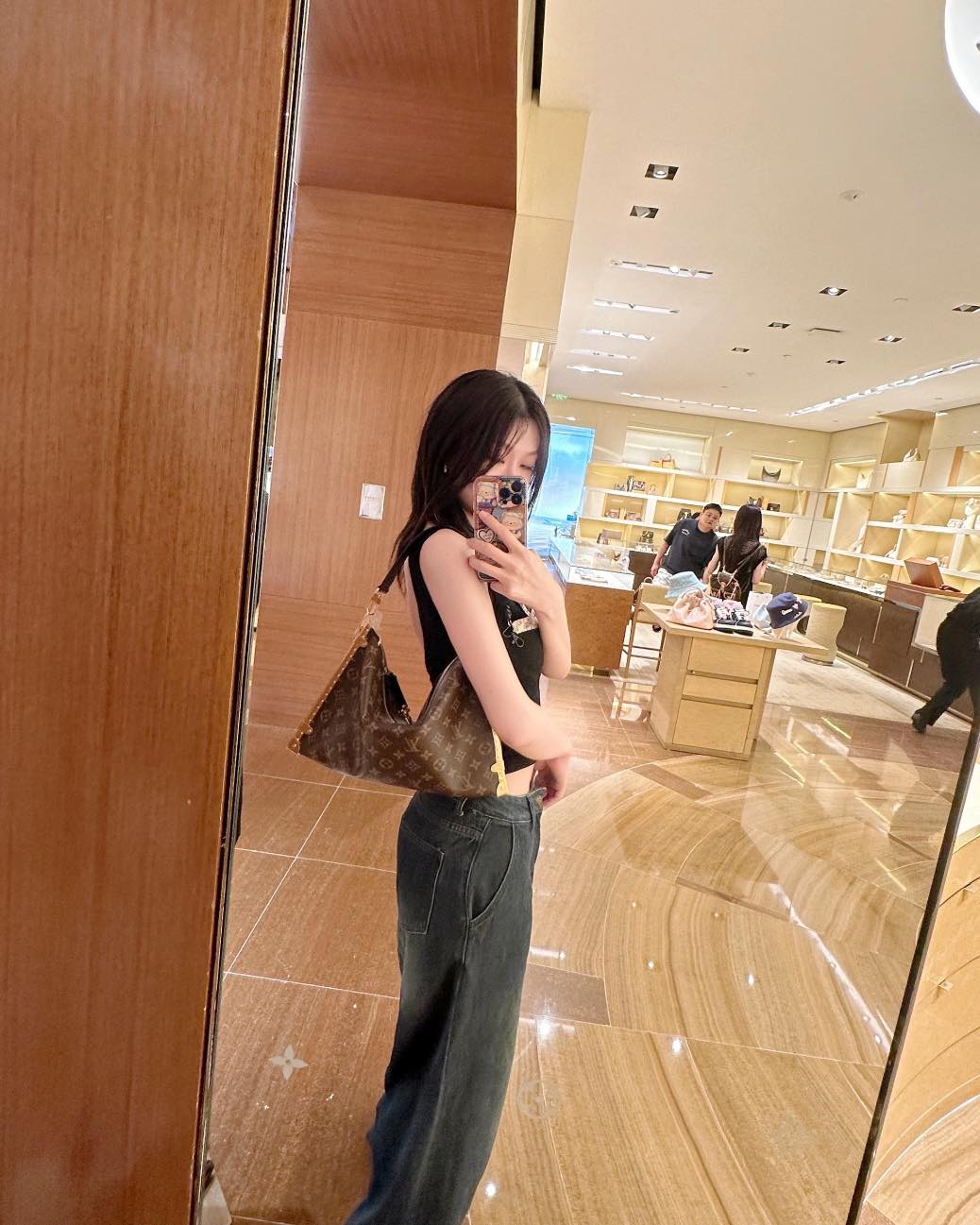 LV Lucky Trunk Bag Monogram Canvas กระเป๋าสะพายรุ่นใหม่ ไอเท็มยอดนิยมจากรันเวย์แฟชั่นโชว์คอลเลคชั่นประจำฤดูกาล Fall-Winter 2024 มอบกลิ่นอายสไตล์ Slouchy สะดุดตา