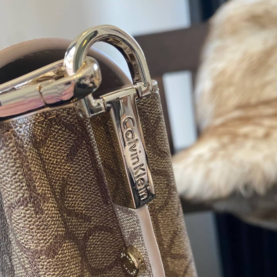 CALVIN KLEIN JEANS crossbody bag กระเป๋าถือหรือสะพาย ลายซิกเนเจอร์แบรนด์ทั้งใบ เปิด-ปิดกระเป๋าด้วยกระดุมแม่เหล็ก ด้านในแบ่งเป็น 2 ช่องหลัก และมีช่องเล็กใส่ของจุกจิก ซับในลายแบรนด์อย่างดี มาพร้อมสายสะพายยาวปรับระดับได้ฟรีไซต์ สามารถใช้ได้หลากหลายโอกาสค่ะ