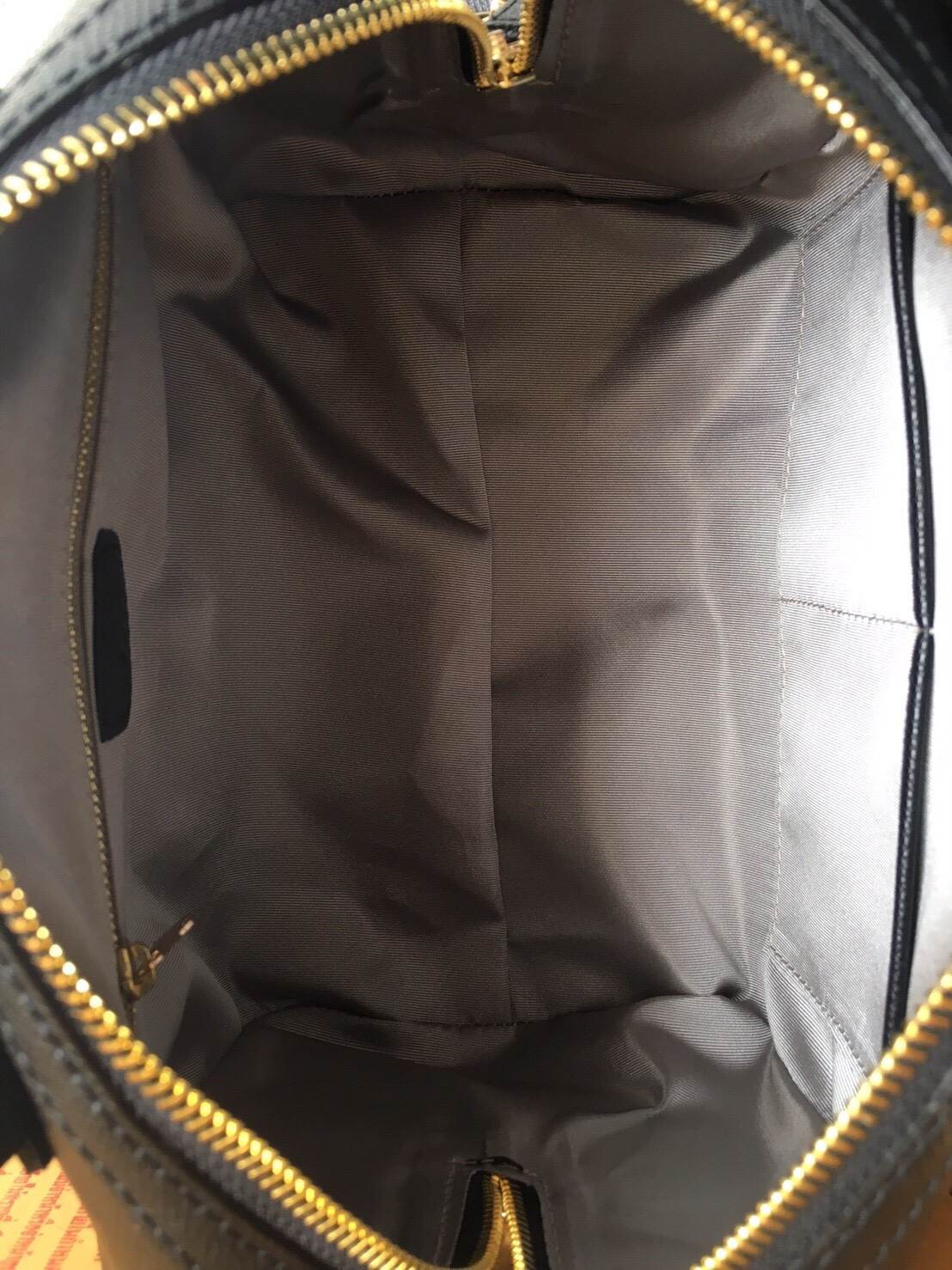 รุ่นขายดี สีดำ ผ้าพันลาย Polka dot เข้าเพิ่มละค่า ตัวนี้หนังลาย Epsom สวยหรู เวอร์วังมากคะ มาพร้อม ผ้าพันกระเป๋าเข้า set 😘🙏🏻 👜ดีเทลกระเป๋า 🌵สินค้าขายดี ขนาด มินิ สวยมากคะ >> รุ่น KEEP leather Pillow bag สวย น่