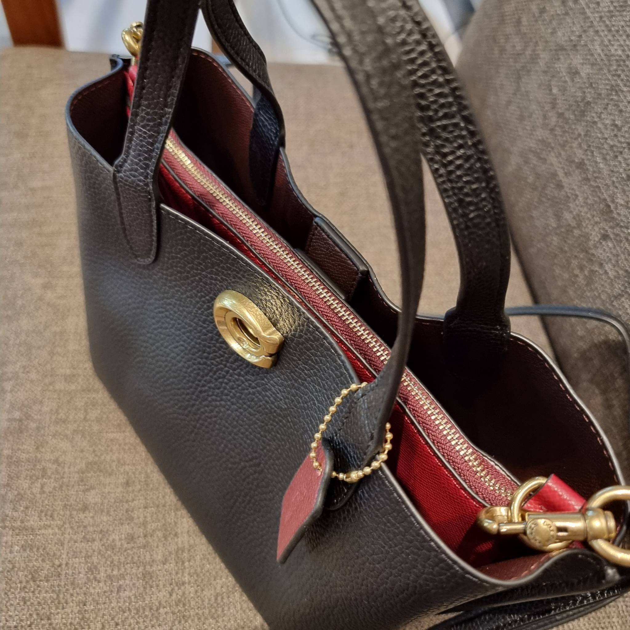 COACH C8561 C8869 WILLOW TOTE 24 IN COLOR BLOCK น้องสาวลุคลูกคุณมาแล้วจ้า กระเป๋าถือ/สะพาย ดีไซน์คัลเลอร์บล็อค ลงตัว เรียบหรู ใบจริงคือผู้ดี๊ผู้ดี ใช่ได้ทุกๆโอกาส วัสดุหนัง pepble อยู่ทรง เปิดปิดด้วยตัวบิดล็อค และอีกฝั่งเป็นกระดุมแม่เหล็ก ภายในโล่งกว้าง ใ