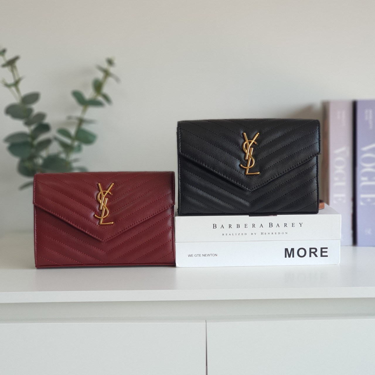 YVES SAINT LAURENT YSL BAG VIP GIFT WITH PURCHASE (GWP) พรีเมี่ยมกิ้ฟ Limited Edition จาก YSL DUTY FREE COUNTER วัสดุหนังแท้ลายคาเวียร์ ทรงหน้าจดหมายลายทาง สวยหรูมาก อะไหล่ทอง เปิดปิดด้วยกระดุมแม่เหล็ก ภายในโล่งมี2ช่องใหญ่ ช่องซิปใหญ่ มีที่ใส่บัตร12ใบ มาพ