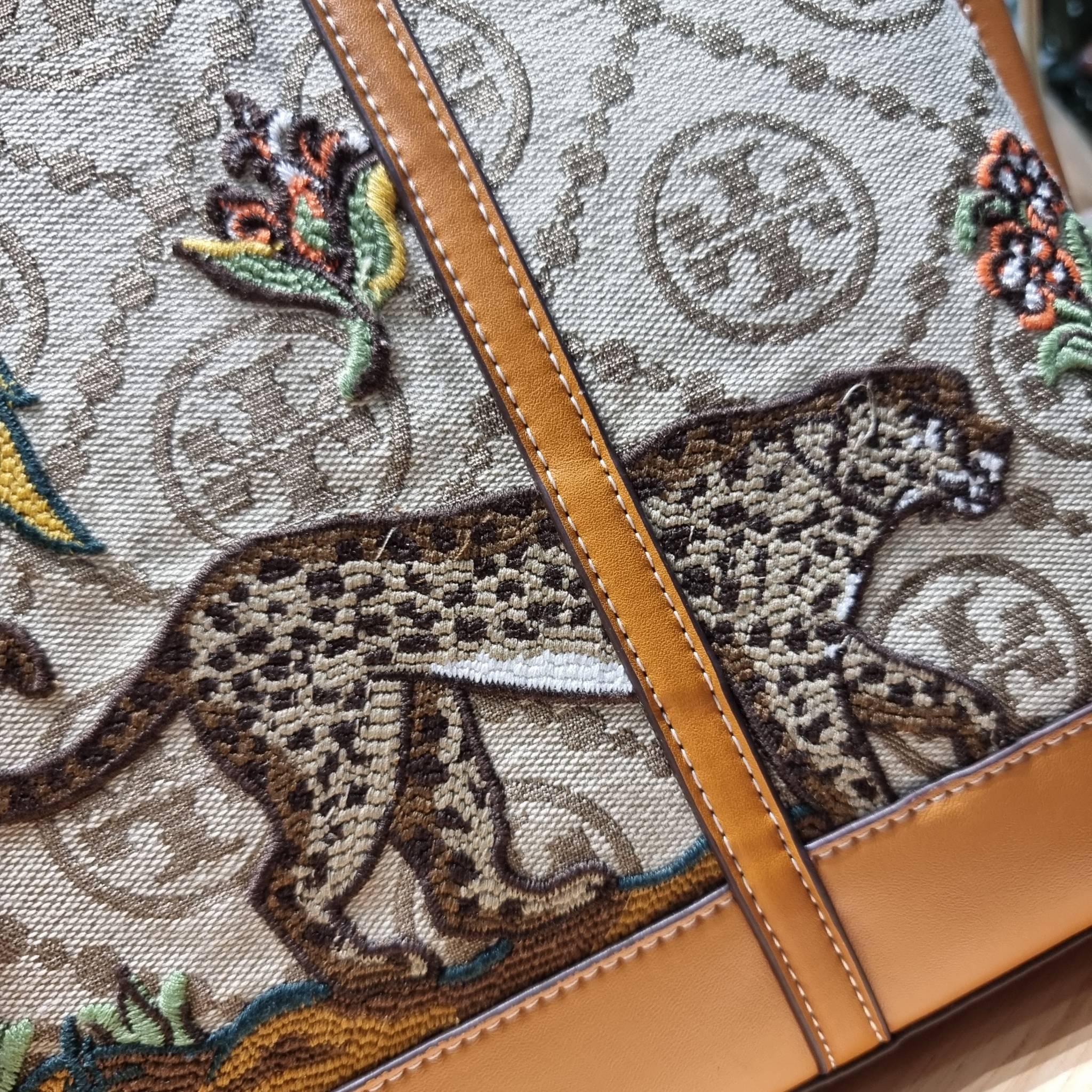 TORY TOTE BAG / TORY BURCH PERRY EMBROIDERED T MONOGRAM TRIPLE-COMPARTMENT TOTE BAG ใหม่ล่าสุด กับกระเป๋าทรงโท้ทใบใหญ่ ลวดลายโมโนแกรมสุดคลาสสิคที่ถูกดีไซน์รังสรรค์ด้วยงานปักสุดชิค น่าใช้ใจฟูแค่แรกเห็น ดีเทลดีงาม