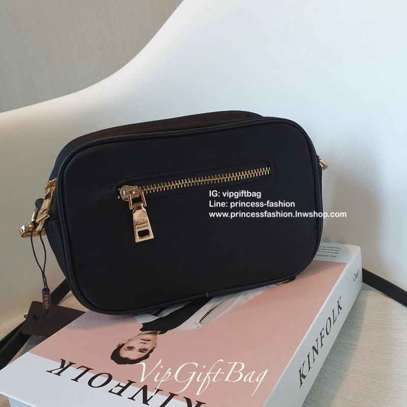 กระเป๋าทรง mini crossbody จากงานพรีเมี่ยมกิ้ฟแบรนด์ดัง PRADA วัสดุ Nylonสุดหรูอย่างดี สามารถกันน้ำได้ ทั้งใบ ขนาดกำลังดีน่ารัก🐰 ด้านในมีช่องแบ่งใส่ของใส่ของจุกจิกได้ ใส่โทรศัพท์ได้ทุกรุ่น คสอ. ใช้แล้วสวยมากๆ อะไหล่ทองปั้มแบรนด์ทุกจุด คุ้มเกินราคาค