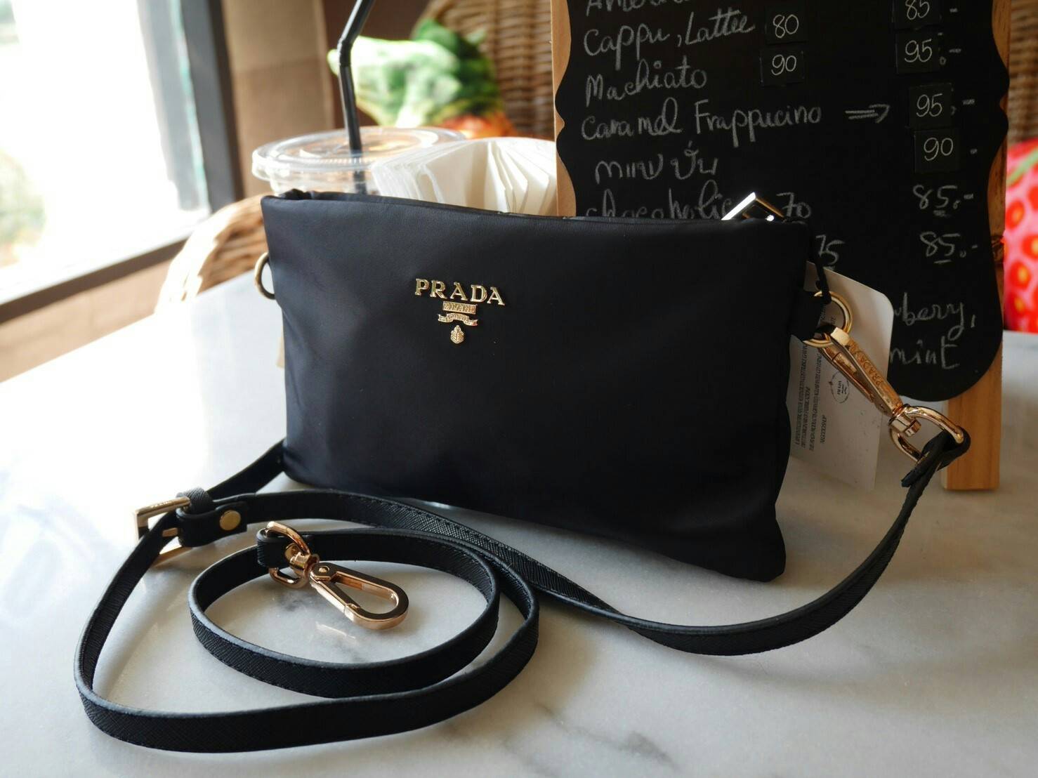 สาย Cute ห้ามพลาด!! กระเป๋าพรีเมี่ยมกิ้ฟท์ จากแบรนด์ Prada ทรง crossbody อีกรุ่นที่ขนาดกำลังน่ารัก ตัวกระเป๋า เป็นไนลอนเต็มใบ กันน้ำ ด้านหน้าประดับโลโก้ อะไหล่ทอง สวยหรูเว่อร์วัง มาพร้อมสาย 2 เส้น สะพายได้และสามารถเป็น cross body ได้ ใส่สายสั้นเป็นคล้องมื