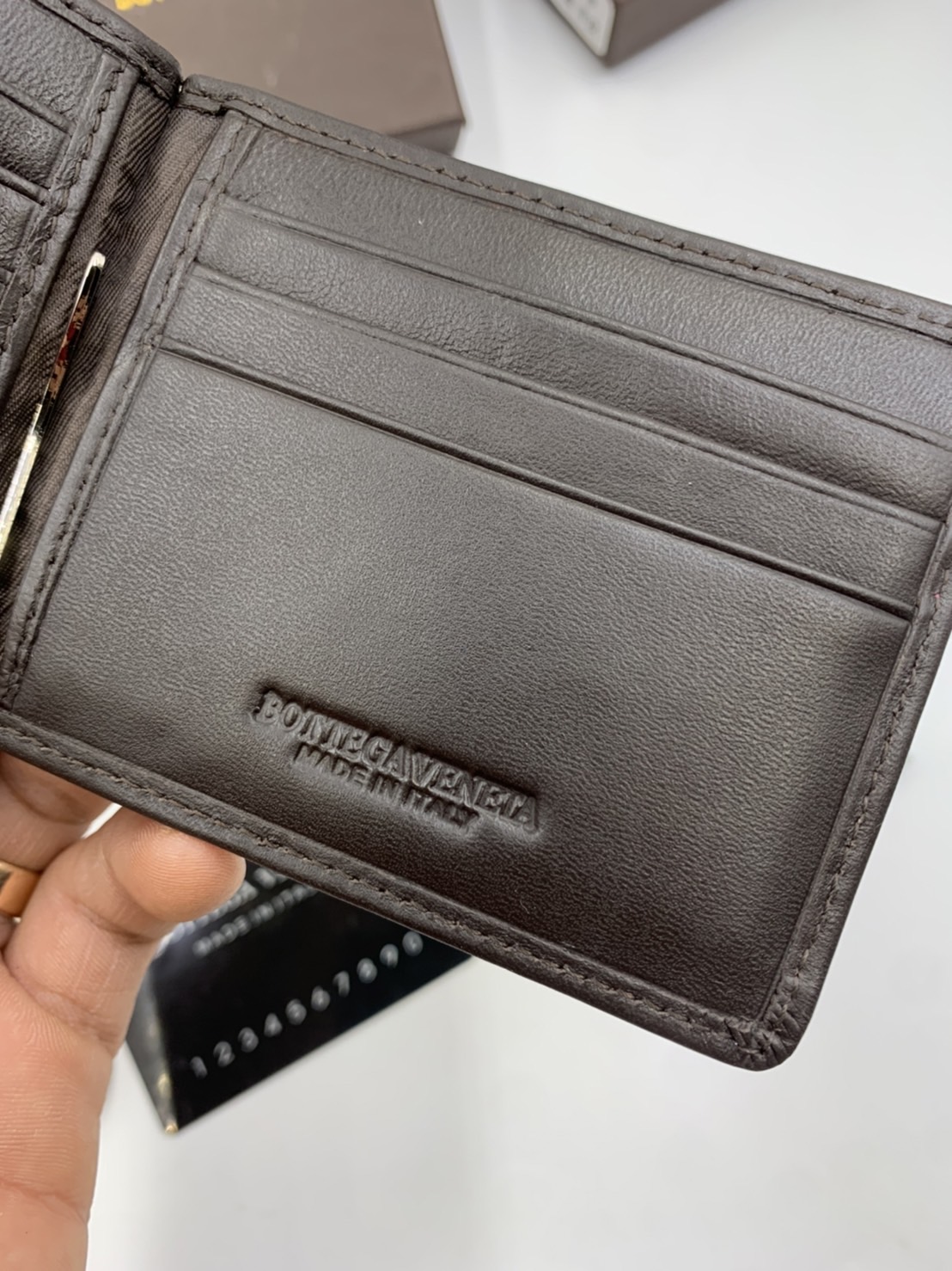 หนังแท้ BOTTEGA VENETA MONEY CLIP WALLET / BV Wallet / BV Men's Wallet พร้อมส่งที่ไทย กระเป๋าสตางค์ใบสั้น รุ่นคลาสสิกพร้อมคลิบโลหะ ที่หยิบมาใช้งานได้บ่อยที่สุด งานหนังลูกวัวแท้ทั้งใบ ใช้ทนทานได้นาน ใช้ทนทา