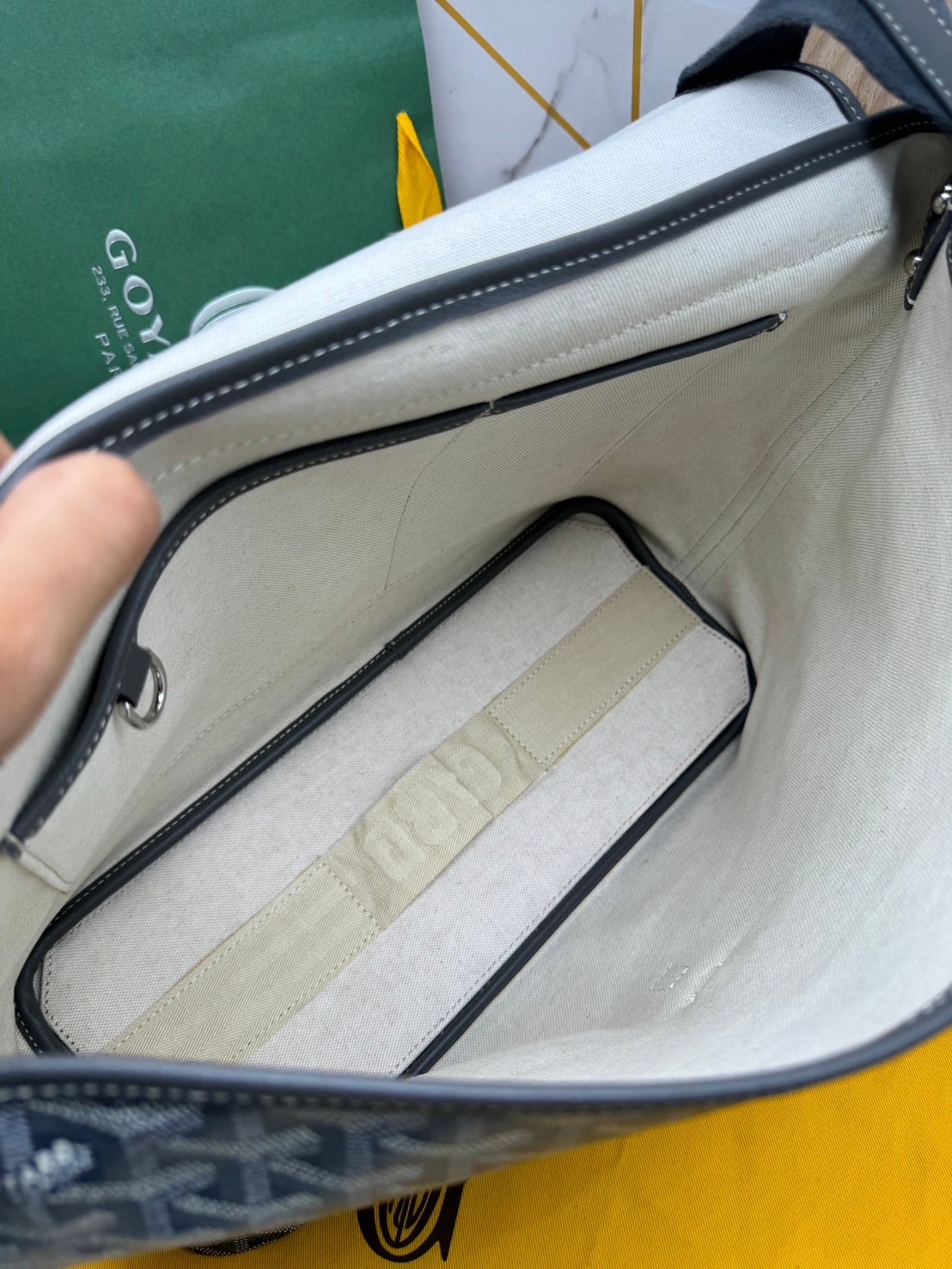 GOYARD Capetien MM Messenger Bag กระเป๋าแมสเซ็นเจอร์ใบใหญ่ ที่สุดของความหรู ตอบโจทย์การใช้งานจุของได้เยอะ เอกสาร แทปเล็ต พร้อมสายสะพาย ใช้งานง่าย ใบจริงสวยงามตามรูปค่ะ