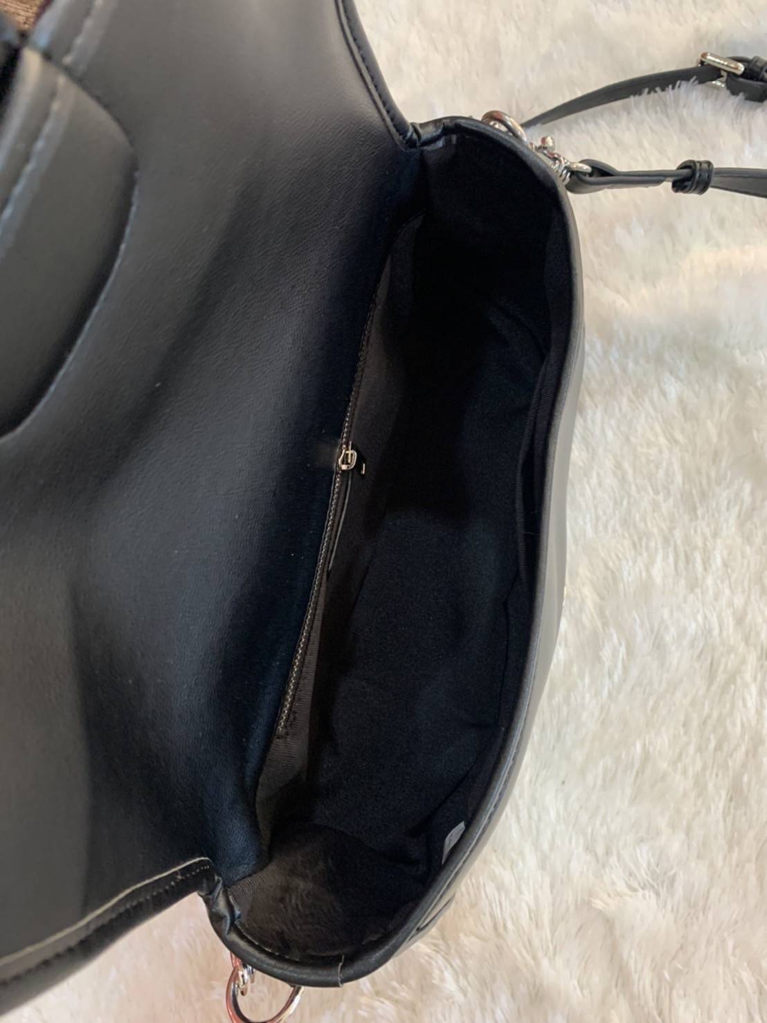 VIP 】YVES SAINT LAURENT YSL BAG VIP GIFT WITH PURCHASE (GWP) พรีเมี่ยมกิ้ฟ Limited Edition จาก YSL DUTY FREE COUNTER วัสดุหนังแกะสังเคราะห์ **หนังเรียบ อะไหล่เงิน น้ำหนักเบามากๆ ค่ะ สะพายไม่ปวดไหล่ ดีไซน์กระเป๋าประดับโลโก้แบรนด์ที่ด้านหน้า มาพร้อมสายสะพาย