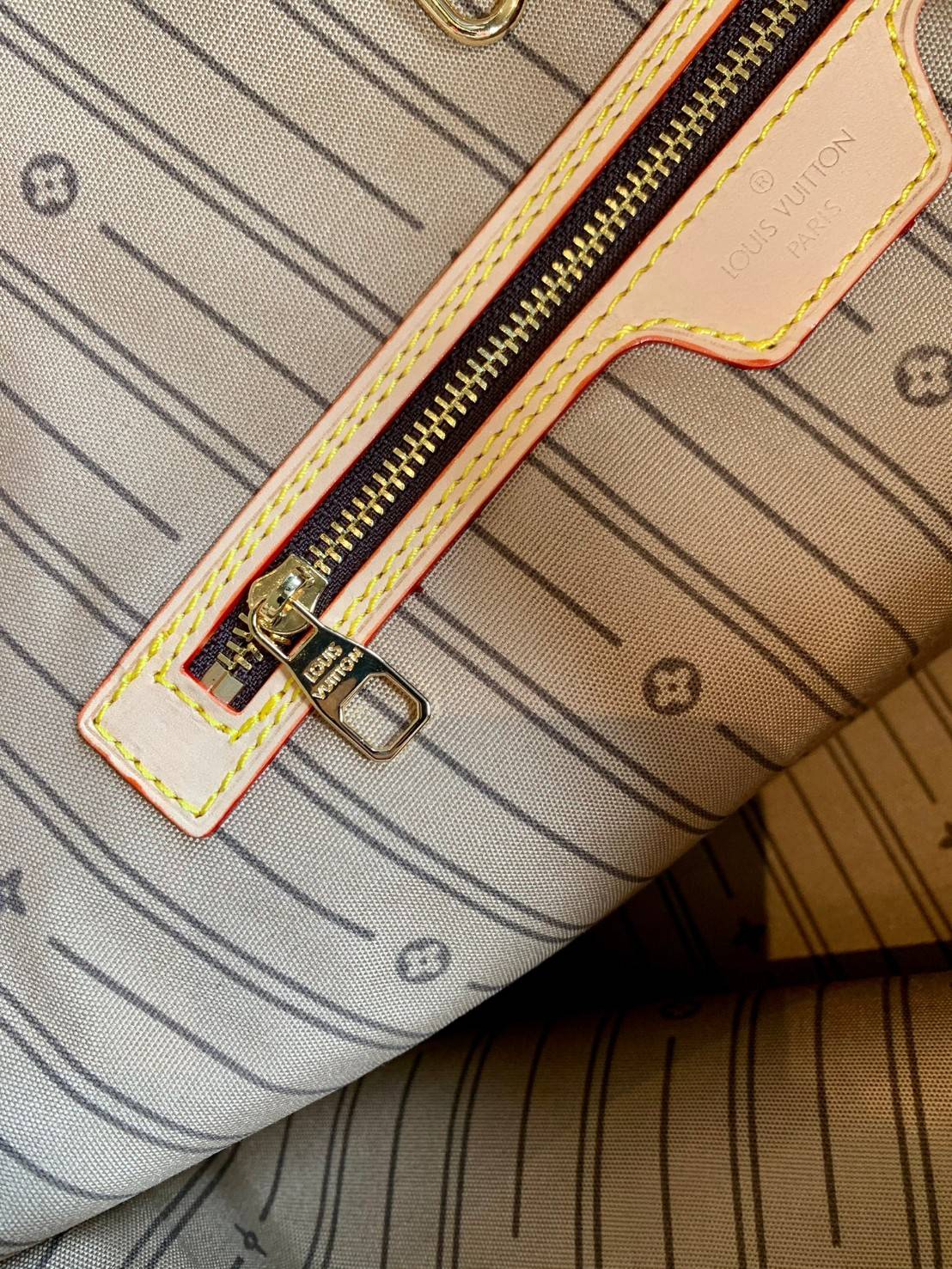 Large: ชอบๆใบใหญ่ ใส่ได้เยอะจริงๆค่าา!! LOUIS VUITTON MONOGRAM DELIGHTFUL ((PREMIUM GIFT LV)) พร้อมส่งค่ะสาวๆ กระเป๋าทรงสูง ใบใหญ่ หนังแกะสังเคราห์ นิ่มสวย ขอบหนังขัดสีธรรมชาติ หูหิ้วปั้มโลโก้LV สวย ปากกระเป๋ามีตัวคล้องให้นะคะ; ภายในกว้างมากๆสำหรับรุ่นนี้