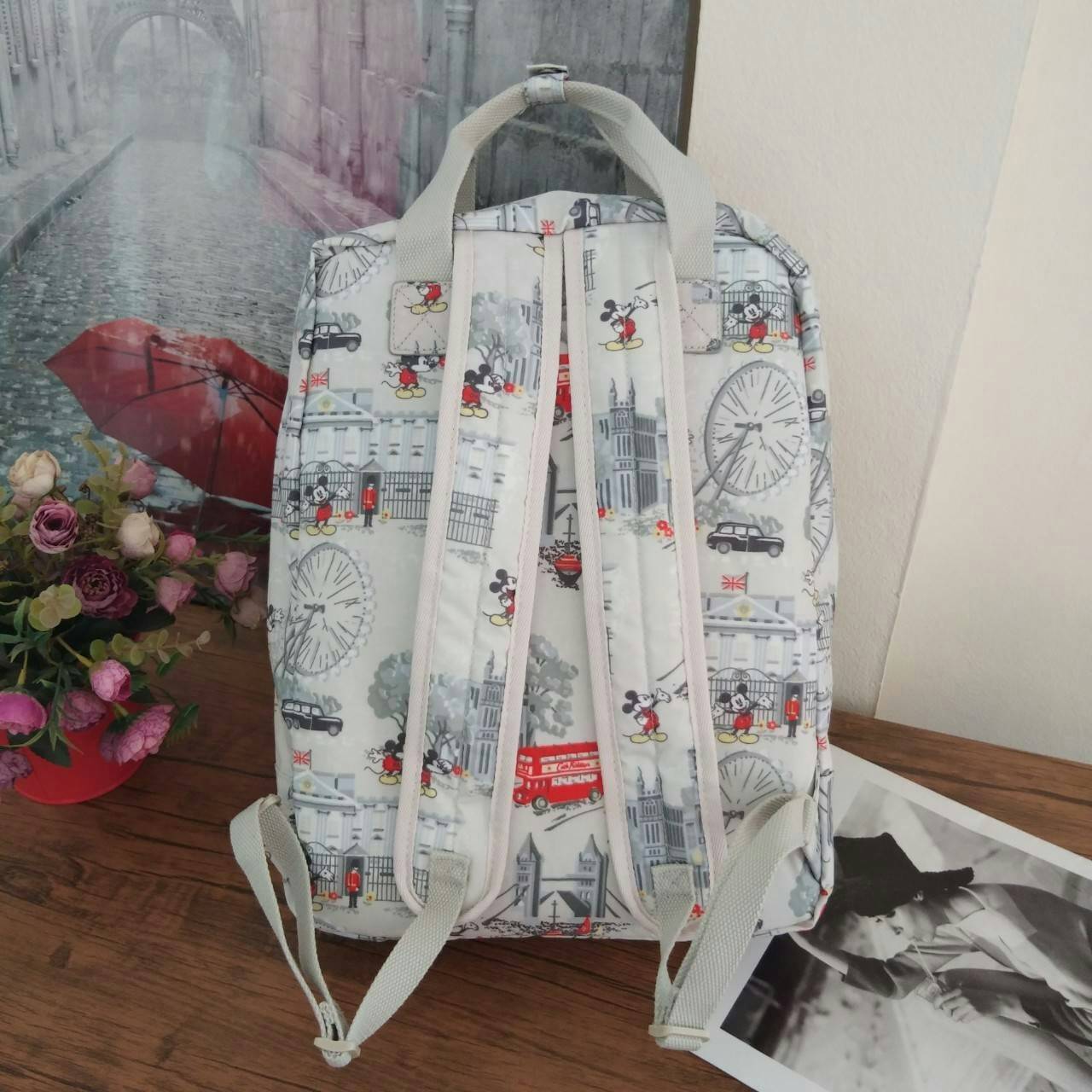 Cath Kidston Backpack Bag กระเป๋าเป้ สไตล์วินเทจ ด้านหน้ามี 1 ช่องซิป เปิดปิดด้วยซิป มีช่องหลักโล่งกว้าง และช่องเล็ก ใบนี้จุของได้เนอะ คุ้มค่าเกินราคาค่ะ