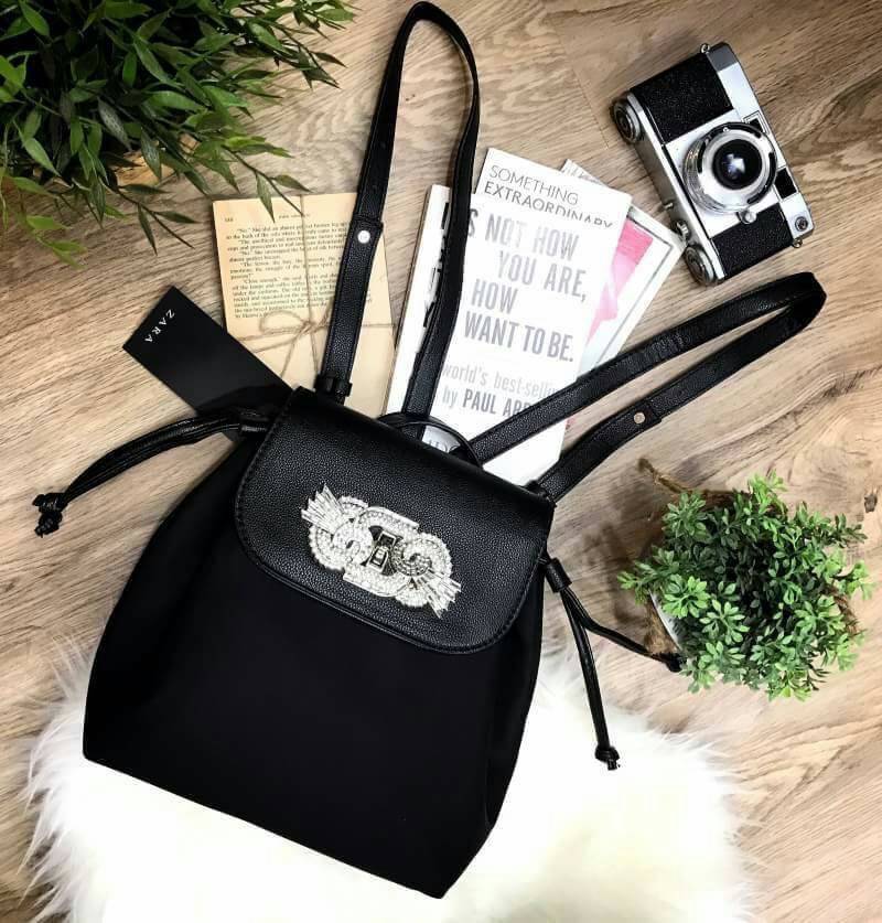 ZARA GAM DETAIL BLACK BACKPACK 2017 กระเป๋าเป้สีดำ ขนาดกำลังน่ารัก ด้านหน้าประดับเพชร และ crystal เพิ่มความ สวยหรู Diamante collection เปิดปิด ด้วยล็อคบิด ภายในมีโลโก้ และช่องใส่ของ พร้อมสายสะพาย โซ่ต่อหนัง ปรับระดับได้ ตัวจริงสวยหรูดูดีเข้าได้กับทุกชุดค่
