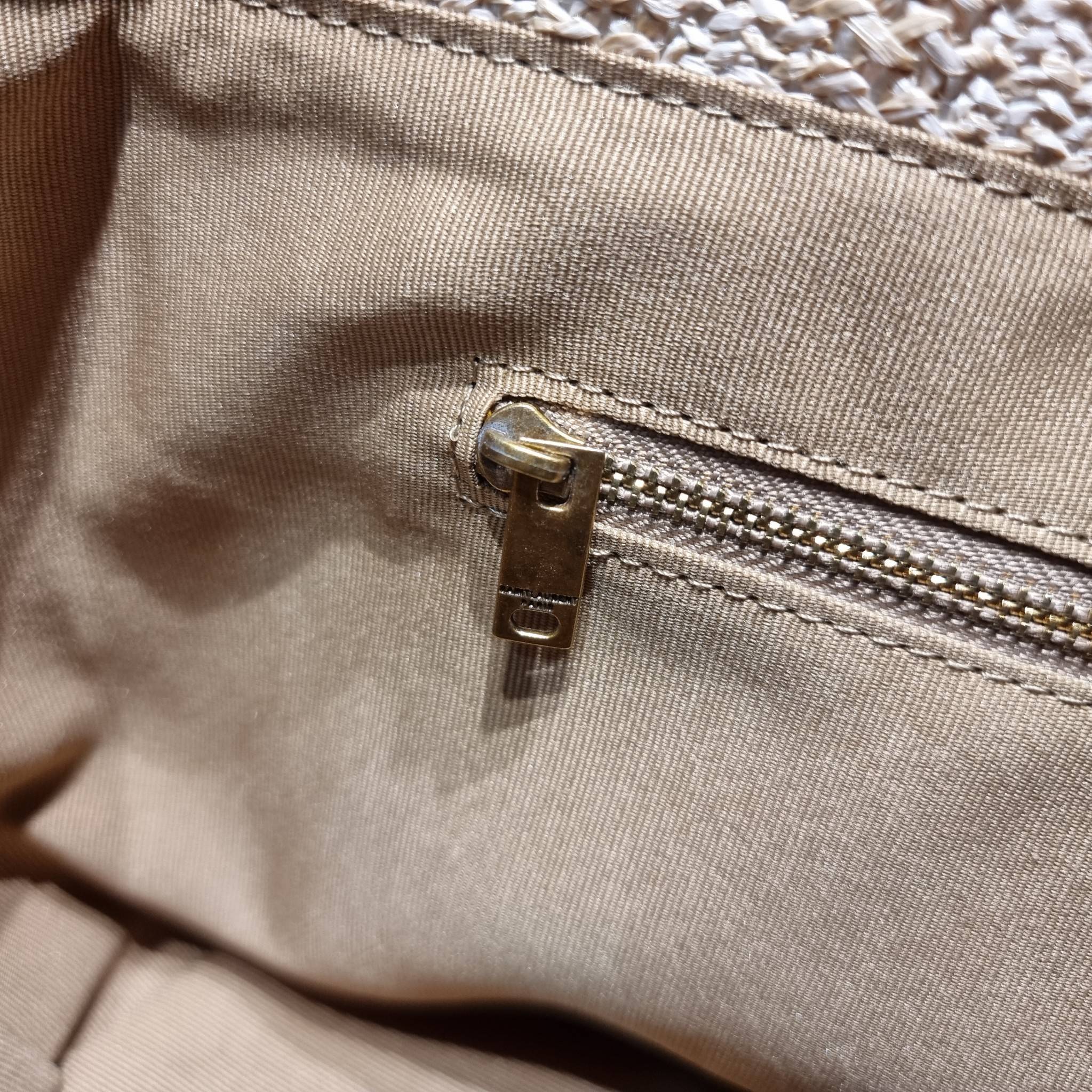 YSL PANIER STUDDED LEATHER TRIMMED WOVEN RAFFIA สวยไม่ซ้ำใคร ใหม่ที่สุด กับกระเป๋าสะพายสานทรงยูนีค ที่เติมดีเทลความหรูด้วยสายหนังคาดตกแต่ง ดูแพงไปอีก