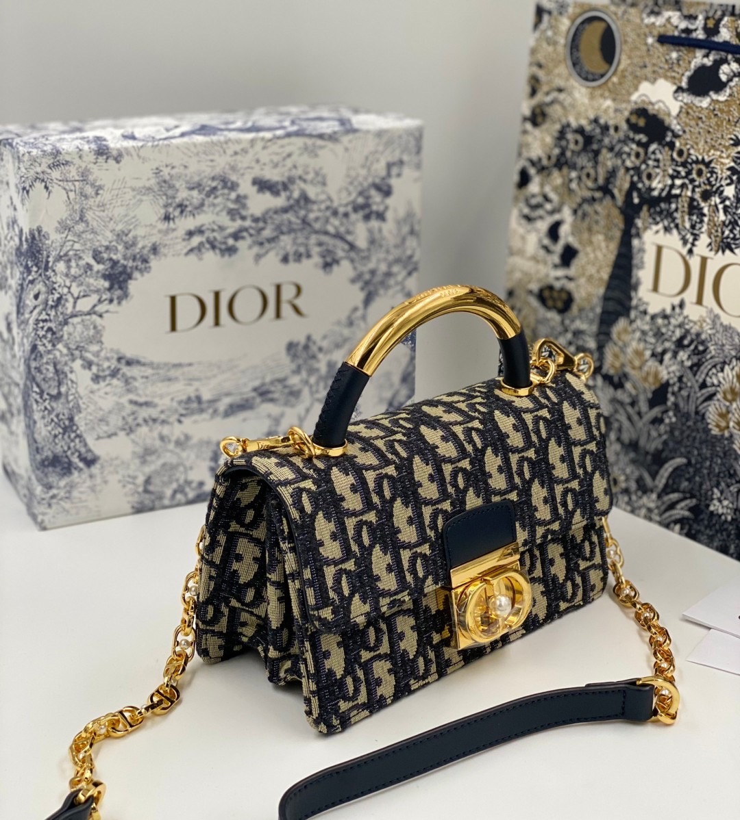 Mini Dior Ange Bag Macrocannage CD clasp with white resin pearl กระเป๋าถือพร้อมสายสะพาย ประดับตัวล็อคมุก สวยงามเหนือกาลเวลา เกรดออริ 1:1 ใช้งานต่างประเทศได้