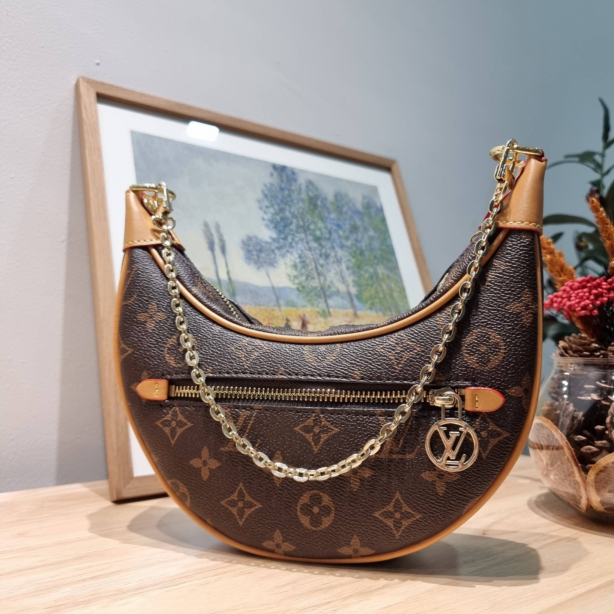 สุดยอดเดอะเบสท์ไอเท็ม ต้องยกให้เลย กับกระเป๋าสะพายทรงบาแกตต์ สวยหรู ดูแพงมาแต่ไกล LV loop bag ยังคงคลาสสิค ผู้ดี หรูหรา ขนาดกำลังพอดี ใส่โทรศัพท์ได้ทุกรุ่น วัสดุหนังแคนวาสคุณภาพ ด้านหน้ามีช่องซิปแยก สายสะพายมีมาให้ถึง 2 แบบ สลับใช้ได้เลยแบบไม่มีเบื่อ จะลุ