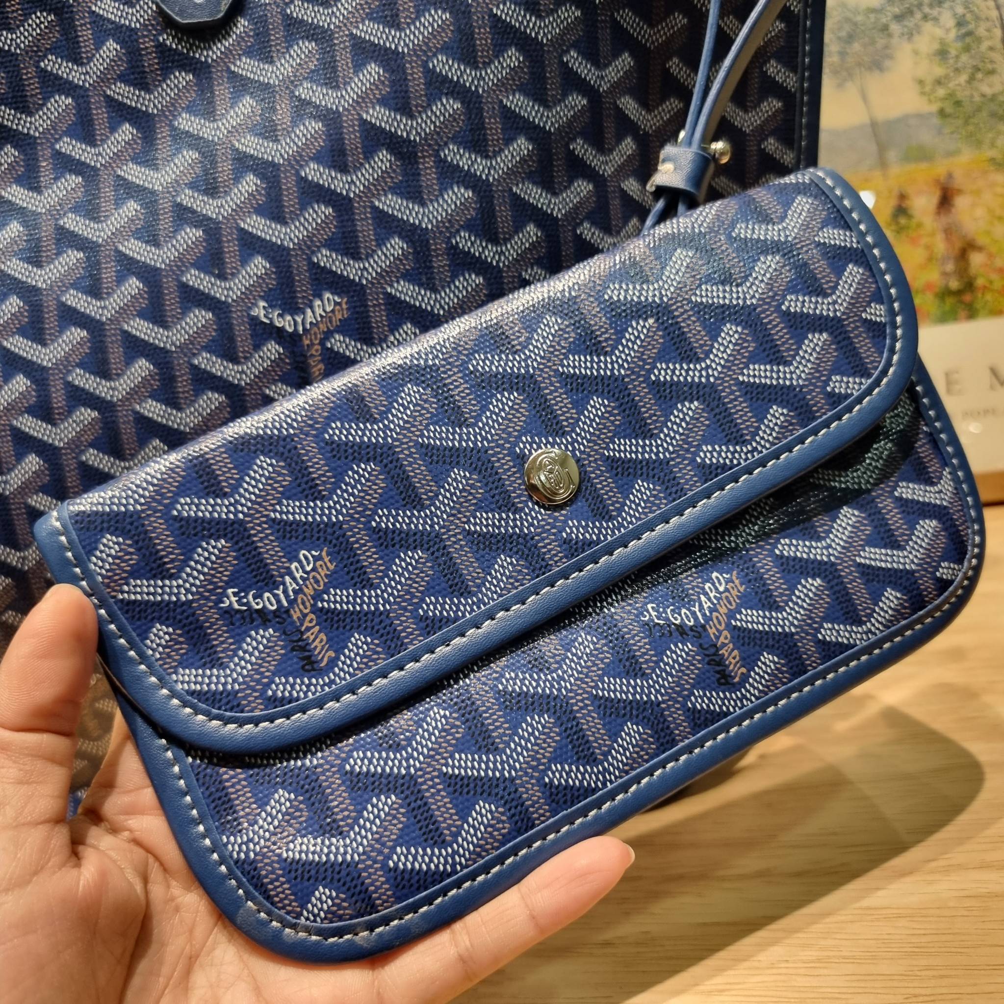 OYARD ANJOU REVERSIBLE TOTE ฮอตไอเท็ม กับกระเป๋าสะพายทรงโท้ท ใบใหญ่จุใจ!! มาครบสีขายดี เลิศทุกสี รูปทรงคลาสสิค ดีไซน์เป็นเอกลักษณ์ ใช้งานได้หลากหลาย สามารถกลับด้านใช้ได้แบบไม่มีเบื่อ วัสดุหนังแคนวาสพิมพ์ลายสวยคม