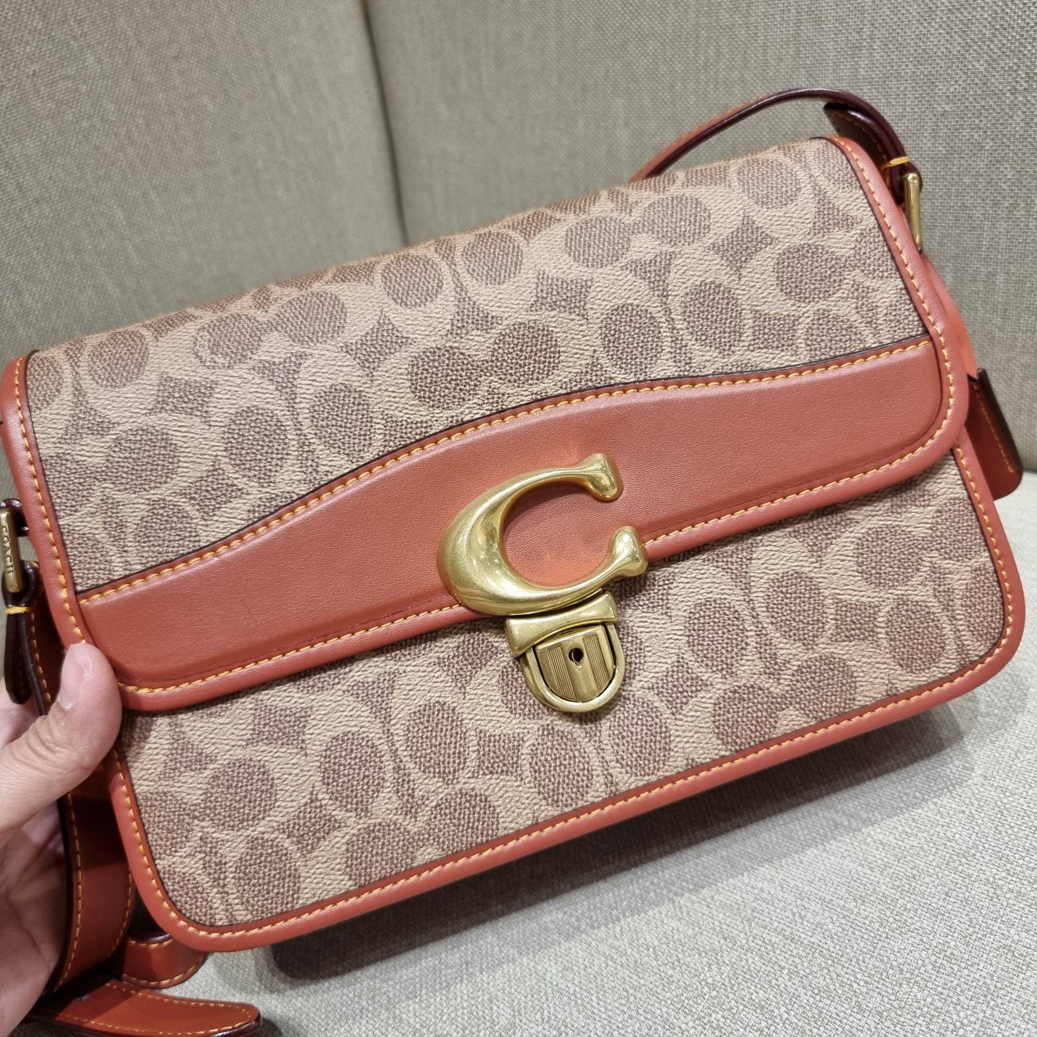 OUTLET 】COACH STUDIO SHOULDER BAG IN SIGNATURE CANVAS (C6639 C6640) สีใหม่รับความเฮง กับคอลเลคชั่นใหม่สุดอีกหนึ่ง!! มาแบบเลิศๆหรูๆมากแม่ กระเป๋าสะพายข้างลุคไฮน์ ที่ดีไซน์ออกมาได้ปัง และดูแพงมากๆ ด้วยดีเทลคลาสสิคผสานความเป็นเอกลักษณ์ เรียบง่ายแต่แฝงความมีด