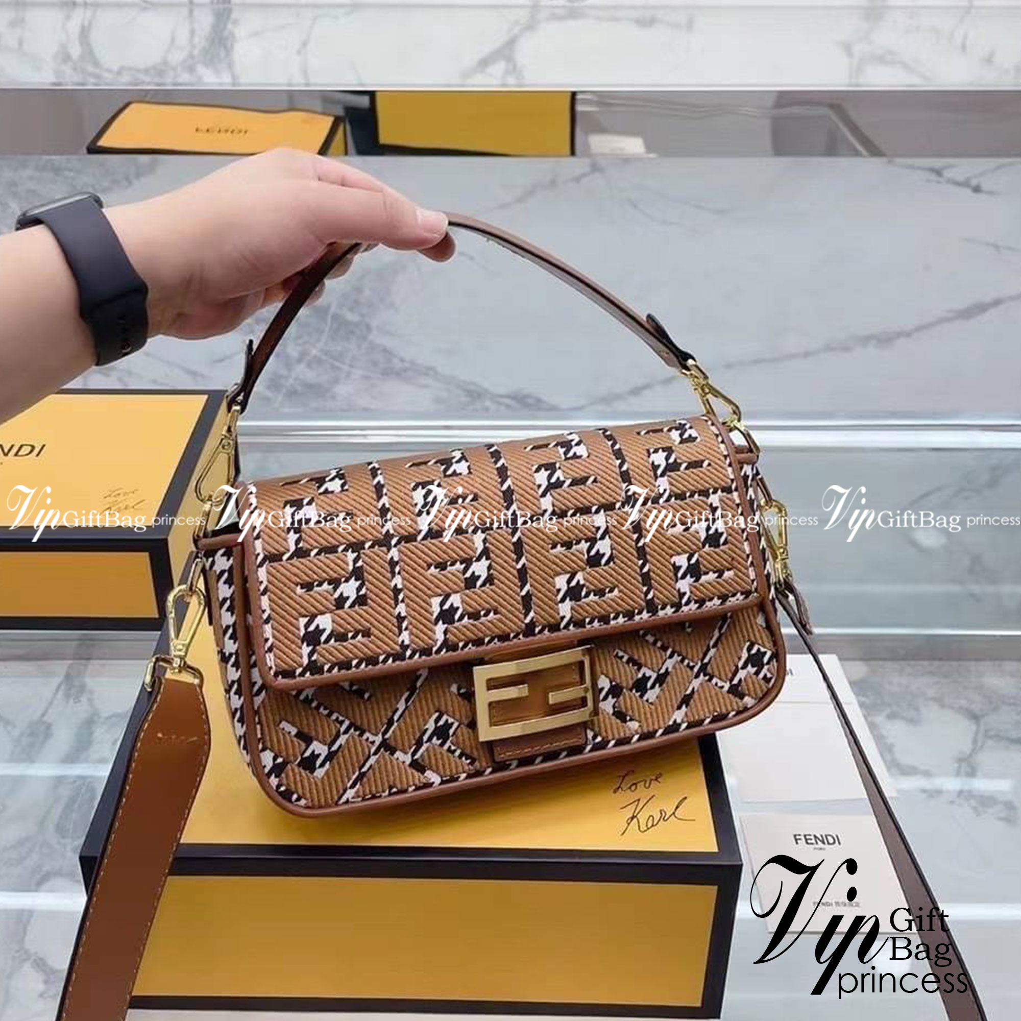 FENDI Baguette Brown houndstooth wool bag with FF embroidery / fendi baguette fabric bag กระเป๋าสะพายเฟนดิ งานจริงสวยมาก พร้อมสายสะพาย 2 เส้น ถอดได้ งานปั้มทุกจุด วัสดุคุณภาพดี แนะนำ ไม่ผิดหวัง มีจำนวนจำกัดนะคะ ภาพถ่ายจากงานขายจริง ใช้งานต่างประเทศได้