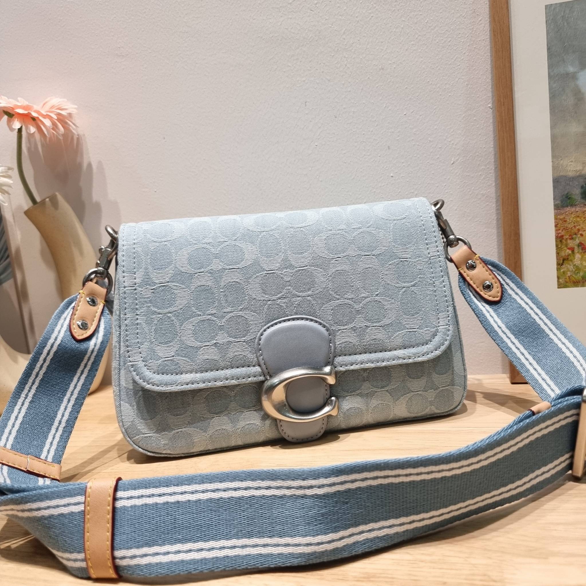 COACH CJ854 SOFT TABBY SHOULDER BAG IN SIGNATURE DENIM ฉุดไม่อยู่แล้วจริงๆกับไอเท็มนี้ ที่ร้อนแรงแบบปังๆไปเลย!! กระเป๋าสะพายไหล่/สะพายข้าง ดีไซน์วินเทจย้อนยุค สวยคมชัด คลาสสิคใช้ได้ทุกลุค