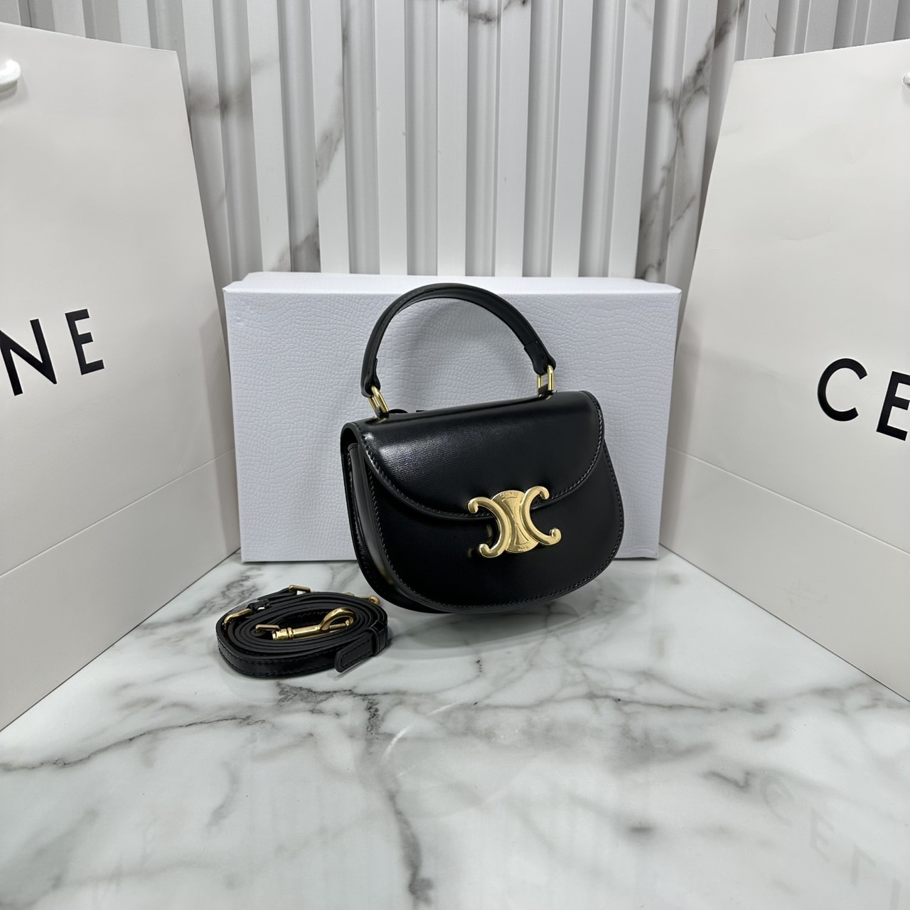 ORI หนังแท้ | CELINE MINI BESACE CLEA IN SHINY and leather กระเป๋าสะพายพร้อมหูจับ ไซส์มินิ แต่งโลโก้สีทองหรูหรา สวยโดดเด่น สามารถถือ สะพายไหล่ และสะพายข้างได้