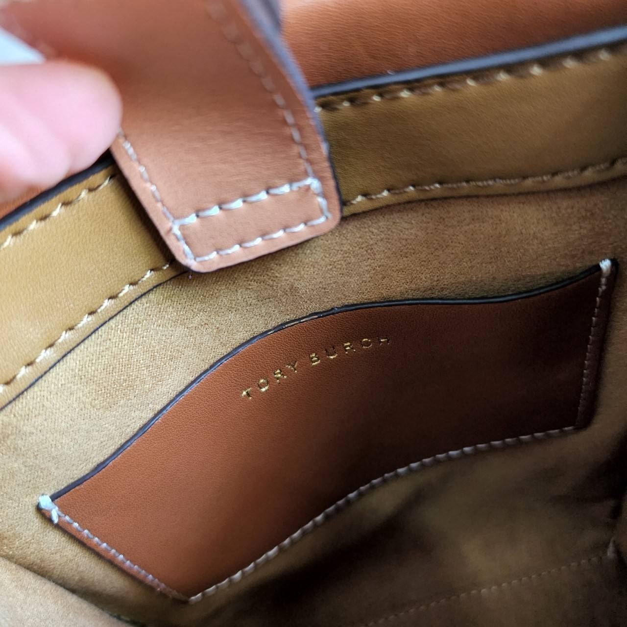 TORY BURCH T MONOGRAM COLORBlOCK JACQUARD MINI TOTE คอลเลคชั่นใหม่ล่าสุด ครอบครองก่อนใคร ไอเท็มยุคนี้รุ่นที่ควรมีติดตู้คะสาวๆ วัสดุ jacquard สลับหนังแท้ หูจับ มาพร้อมสายสะพายข้างหนังแท้ ปรับระดับได้ สายสามารถถอดออกได้ ภายในเป็นช่องโล่ง ใส่มือถือได้ กระเป๋