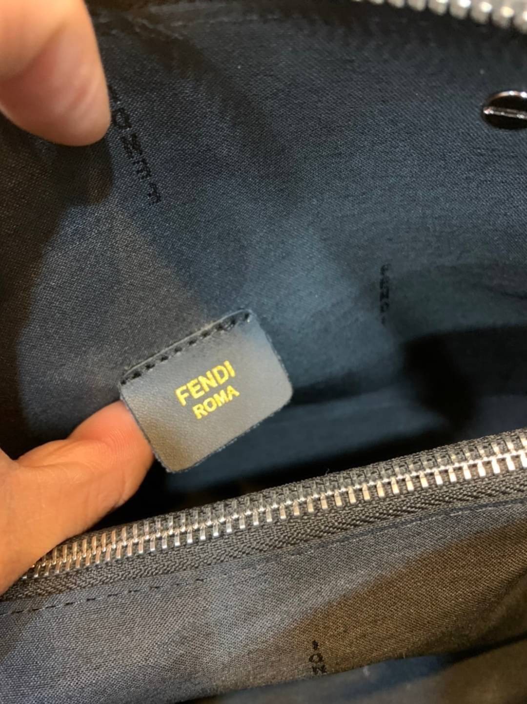 FENDI By The Way tote น้องงกลับมาแล้วว ใครรออยู่ห้ามพลาดจร้าา สวยๆอย่างนี้อดใจยังไงไหว!! กระเป๋ารุ่นที่ไม่ว่าจะใช้แบบหิ้วหรือสะพายข้างก็สวยทุกลุค แถมแมทกับชุดได้ง่าย เหมาะกับทุกๆวัน สินค้าพร้อมส่ง มีจำนวนจำกัด