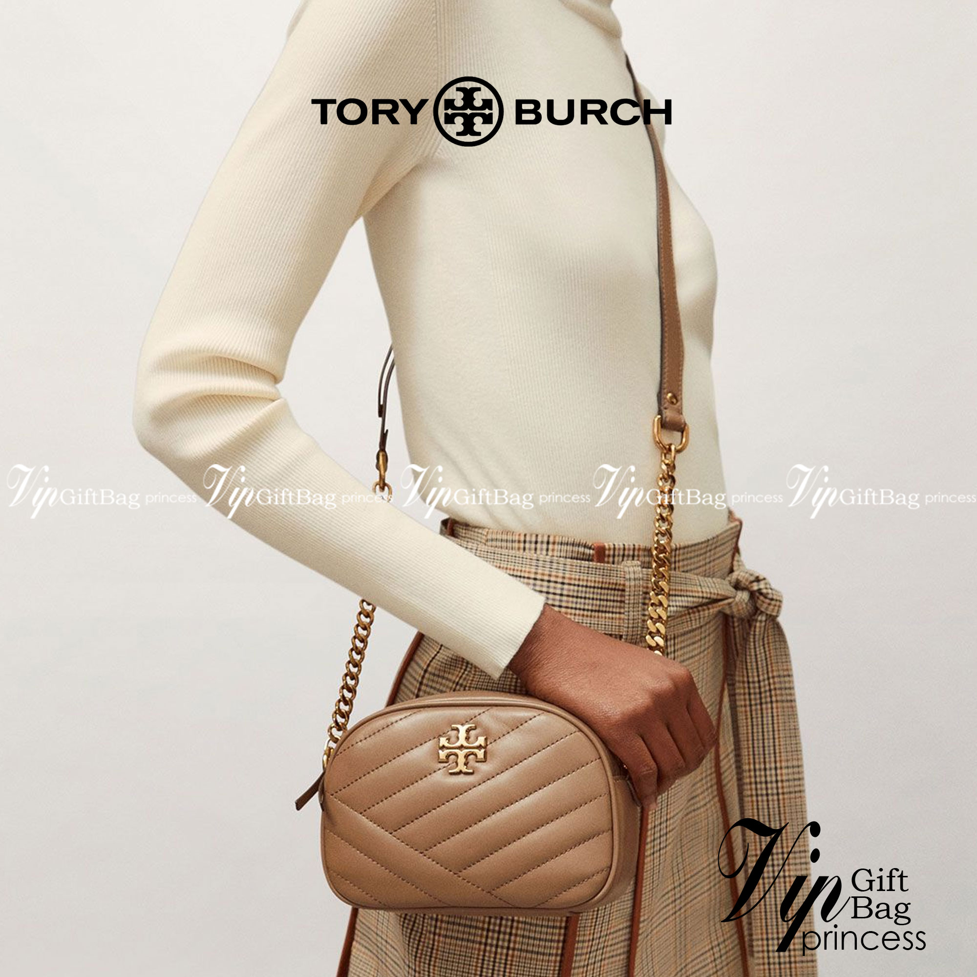 Tory Burch Kira Chevron Small Camera Bag กระเป๋าสะพายทรงกล่อง ซิปบน อะไหล่ทอง สายสะพายยาวแบบครอสบอดี้ งานสวยปั๊มทุกจุดเป๊ะทุกมุม เปิด - ปิดกระเป๋าด้วยซิป ด้านในโล่ง มีช่องซิป 1 ช่อง มาพร้อมสายสะพายยาว ปรับระดับได้ค่ะ
