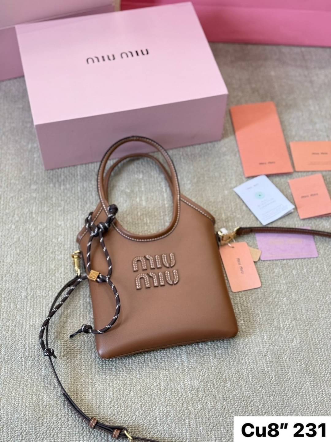 MIU MIU IVY leather handbag กระเป๋าถือทรงโท้ทงานหนังเรียบเต็มใบ ไซส์มินิมีความยูนิค พร้อมเชือกสุดคิ้ว ภายในเป็นช่องโล่ง ใส่ของสำคัญได้ พกพาไปไหนก็ได้