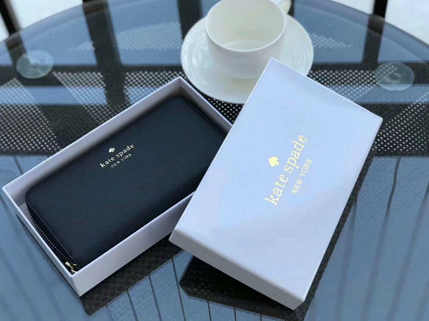 KATE SPADE LONG WALLET กระเป๋าสตางค์ใบยาวรุ่นใหม่ล่าสุดหนัง Saffiano สไตล์ PRADA สวยน่าใช้ ภายในมีช่องซิป1ช่อง และช่องใส่บัตรหลายช่อง ใส่เหรียญ บัตรได้เยอะ ตัวจริงสวยน่าใช้มากค่ะ