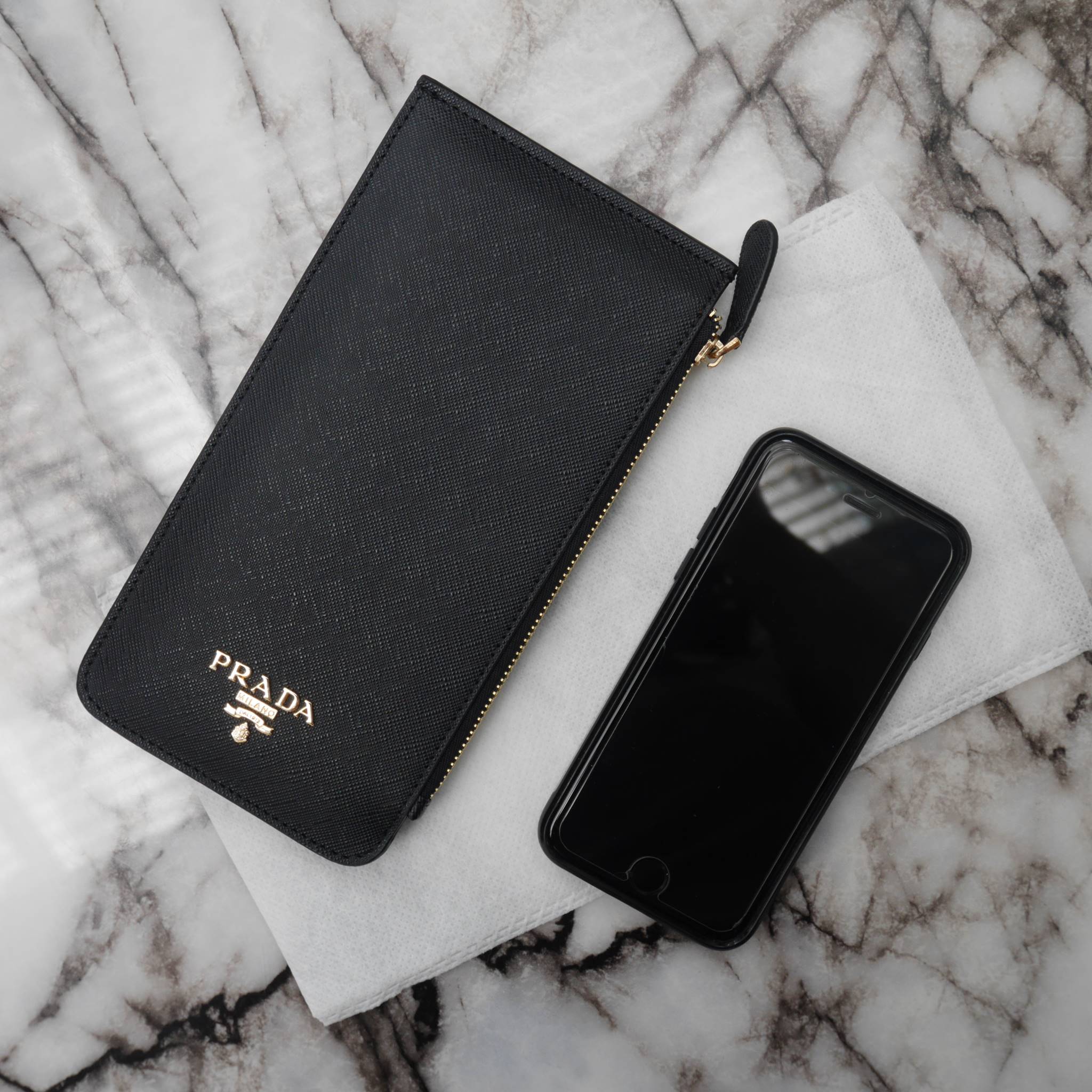 Best Seller รุ่นขายดีเว่อร์วัง♡♡ PRADA LONG WALLET **สำหรับคนชอบใส่บัตรเยอะ แนะนำรุ่นนี้คะ กระเป๋าสตางค์ทรงสวย สะดุดตา หนังสัมผัส Safiano จากแบรนด์ PRADA มีช่องใส่นามบัตรมากถึง 16 ช่อง ด