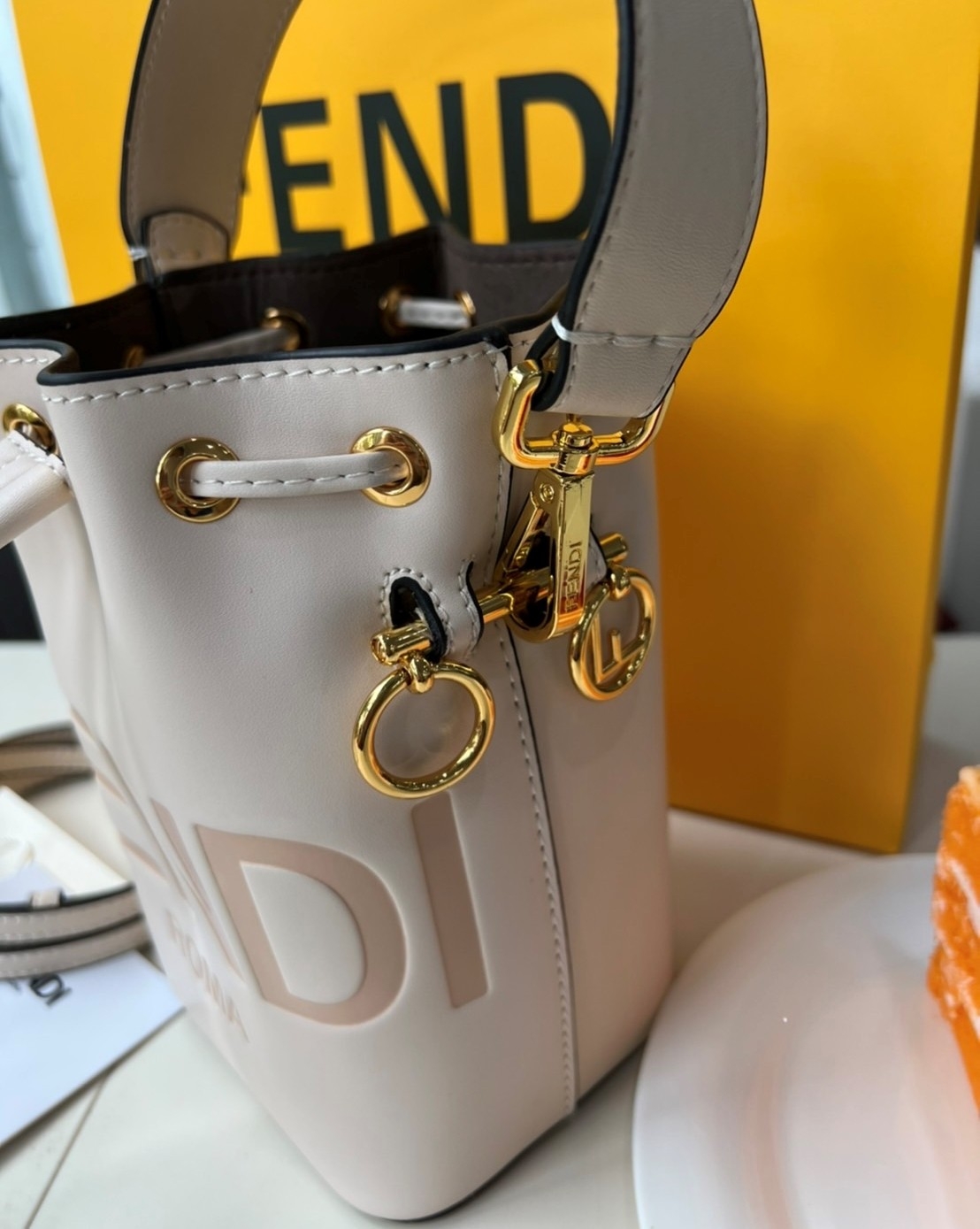 FENDI Mon Tresor Mini Leather Bucket Bag / FENDI Bucket Bag พร้อมส่ง กระเป๋าถือหรือสะพายข้างทรงบัคเก็ต ทรงขนมจีบ ลายแบรนด์ อะไหล่ทองหรูหรา