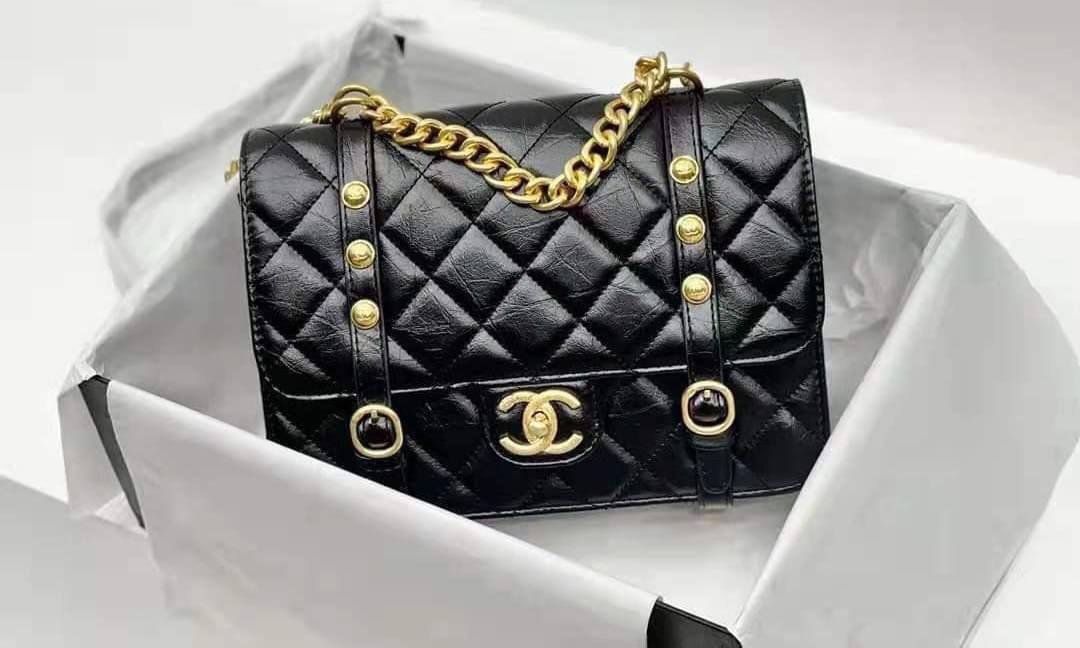 Chanel อเนกประสงค์ รุ่น Limited edition ลายตาราง ปักหมุดอะไหล่ทอง หนังแท้ น้ำหนักเบา มีช่องใส่ของจุกจิก เปิดปิดด้วยฝาปิดกระดุม มีช่องใส่บัตร ช่องซิป ช่องหลัง ใส่กระเป๋าสตางค์ใบยาว ได้ค่ะ ตัวจริงสวยมากๆถูกใจรีบจองนะคะ ใส่มือถือได้ทุกรุ่น สายสะพายโซ่+หนัง แ