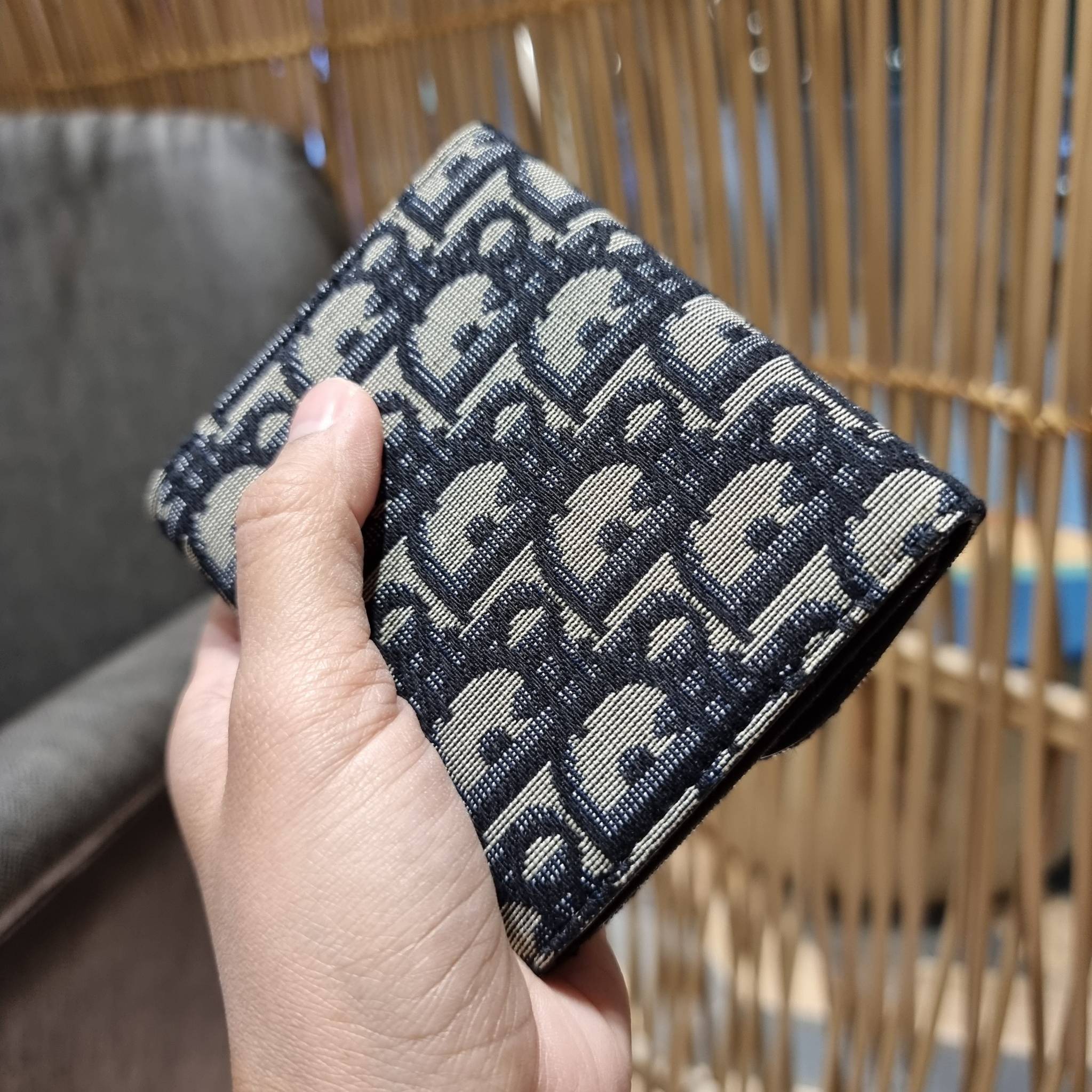 VIP 】CD MULTI WALLET WITH GWP กระเป๋าสตางค์ขนาดเหมาะมือ กะทัดรัดไม่กินพื้นที่ พรีเมี่ยมกิ๊ฟจากเคาน์เตอร์ ดีไซน์แบบพับ ใช้งานง่าย สวยน่ารักน่าใช้ตรงโลโก้ห้อย วัสดุผ้าแคนวาสปักลาย สลับหนังแท้ภายใน ภายในมีช่องใส่บัตร ใส่ธนบัตรได้ สะดวกใช้มากๆ มาพร้อม box set