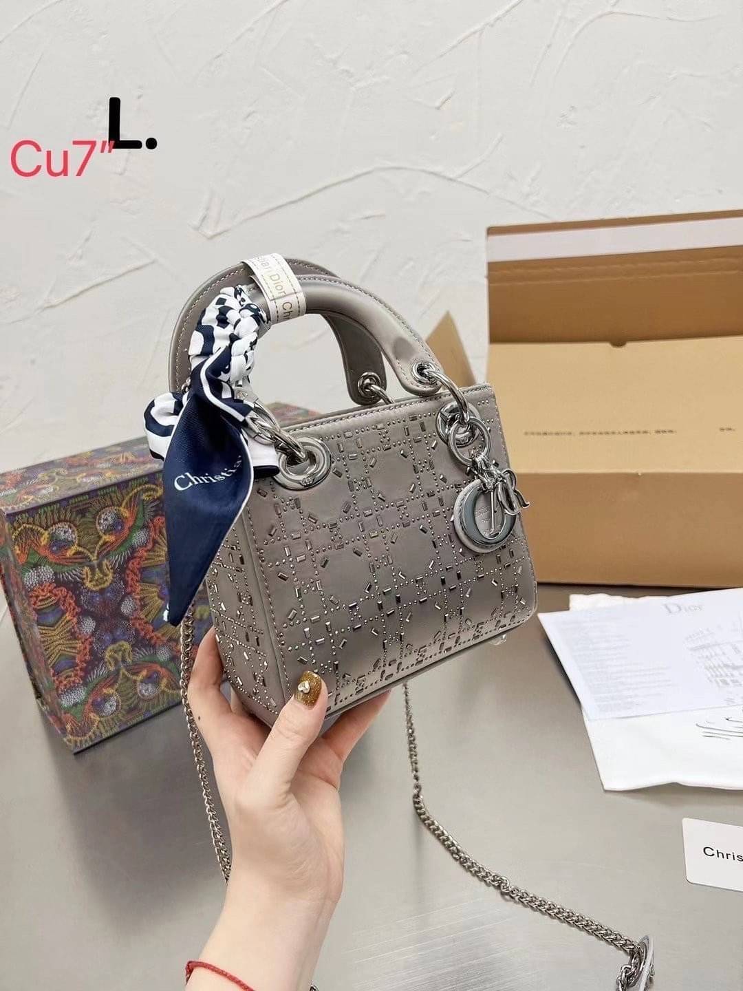 DIOR Lady Diamond Rhombus Handbag / DIOR Satin Crystal Cannage Mini Lady กระเป๋าสะพายข้างตกแต่งหมุดเต็มใบ ไม่มีคือพลาด หรูจริงอะไรจัง ทรงกล่องคลาสสิค มีหูจับในตัวและสายครอสบอดี้สุดเลิศ