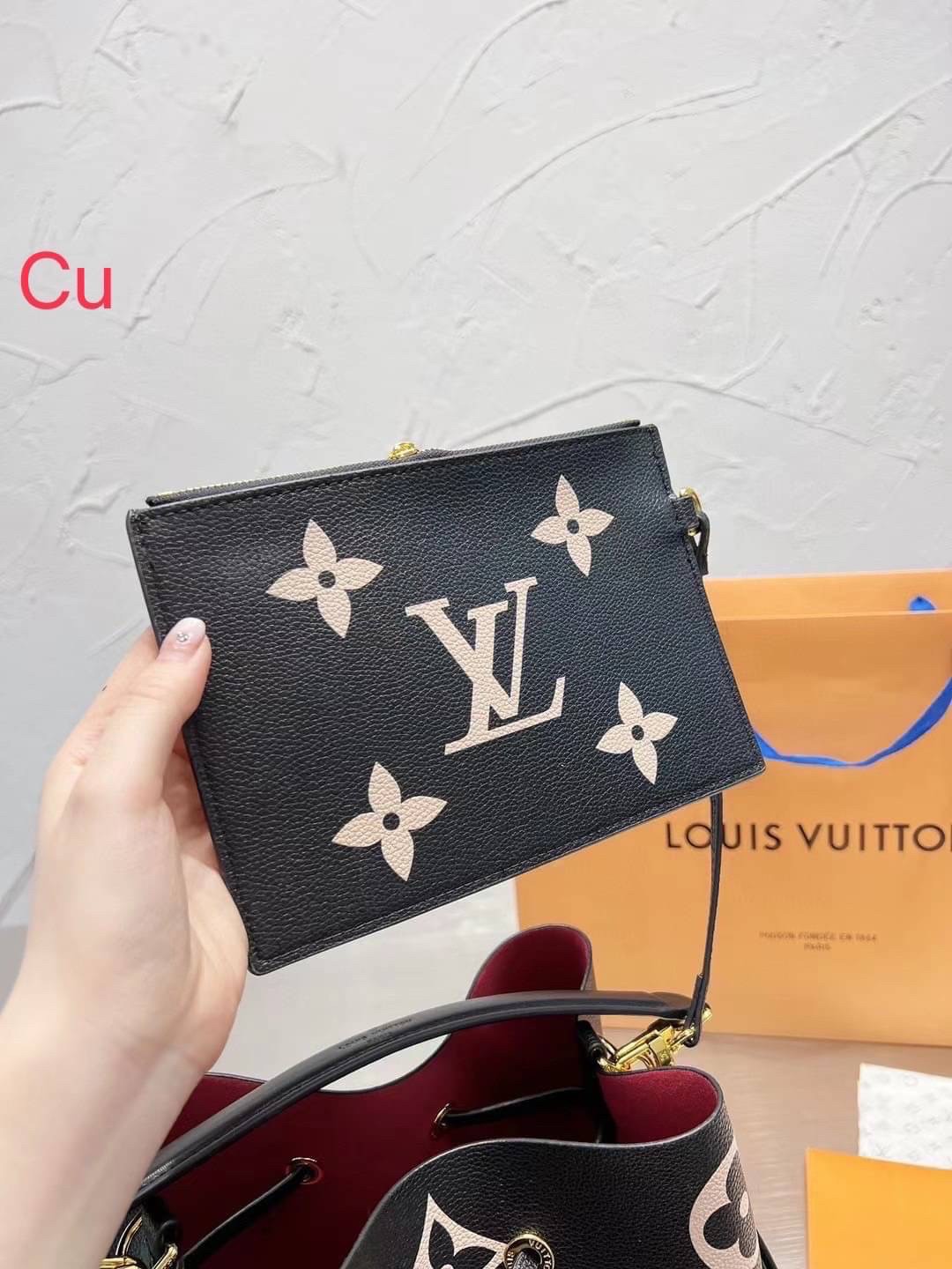LV Neonoe MM Monogram Flowers / LV Bucket Bag กระเป๋าสะพายทรงบัคเก็ตใบใหญ่ โดดเด่นด้วยการตกแต่งลายพิมพ์ รูดเปิด-ปิดปากกระเป๋าด้วยเส้นหนัง สายสะพายมีให้ถึง 2 แบบ สายคล้องแขน และสายยาวที่สามารถปรับสะพายไหล่หรือสะพายข้างก็ได้ ภายในแบ่งสัดส่วนไว้สวย จุของได้ค