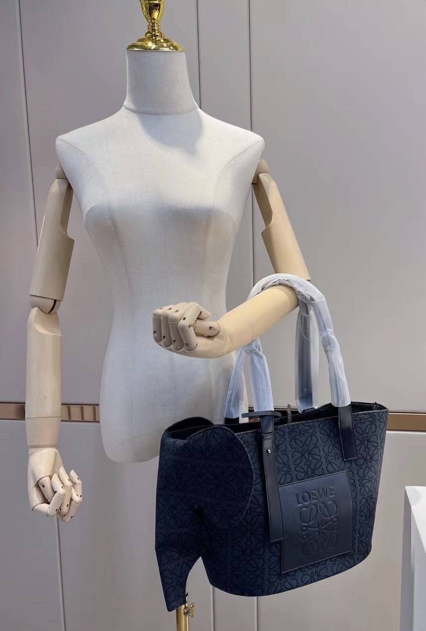 LOEWE Canvas Elephant Bag In Anagram Print คอลเลคชั่นใหม่ล่าสุด ดีไซน์รูปน้องช้าง น่ารักมากมาย งานแบรนด์หรูจาก โลเอเว่ (LOEWE) คงความเอกลักษณ์ด้วยวัสดุ Anagram Canvas Jacquard Fabric ผสมผสานหนังแท้ Calfskin ลงตัวสุดคลาสสิค ด้านในโลงกว้าง จุของได้เยอะเลยค่