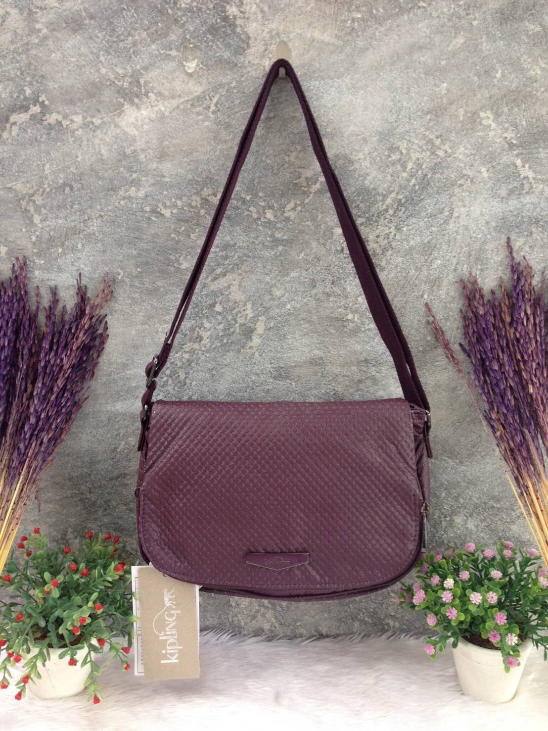 🎄KIPLING กระเป๋าสะพาย รุ่น Earthbeat S กระเป๋าสะพาย Earthbeat มีพร้อมส่งให้เลือกช้อปหลากหลายสีเลยค่ะ เพิ่มลายเก๋ๆให้ดูไม่น่าเบื่อ สามารถสะพายได้ 2 แบบ สะพายด้านข้างหรือเป็น shoulder ได้ ออกแบบขนาดกำลังดี ช่วยให้คุณจัดระเบียบสิ่งของได้อย่างลงตัว สา