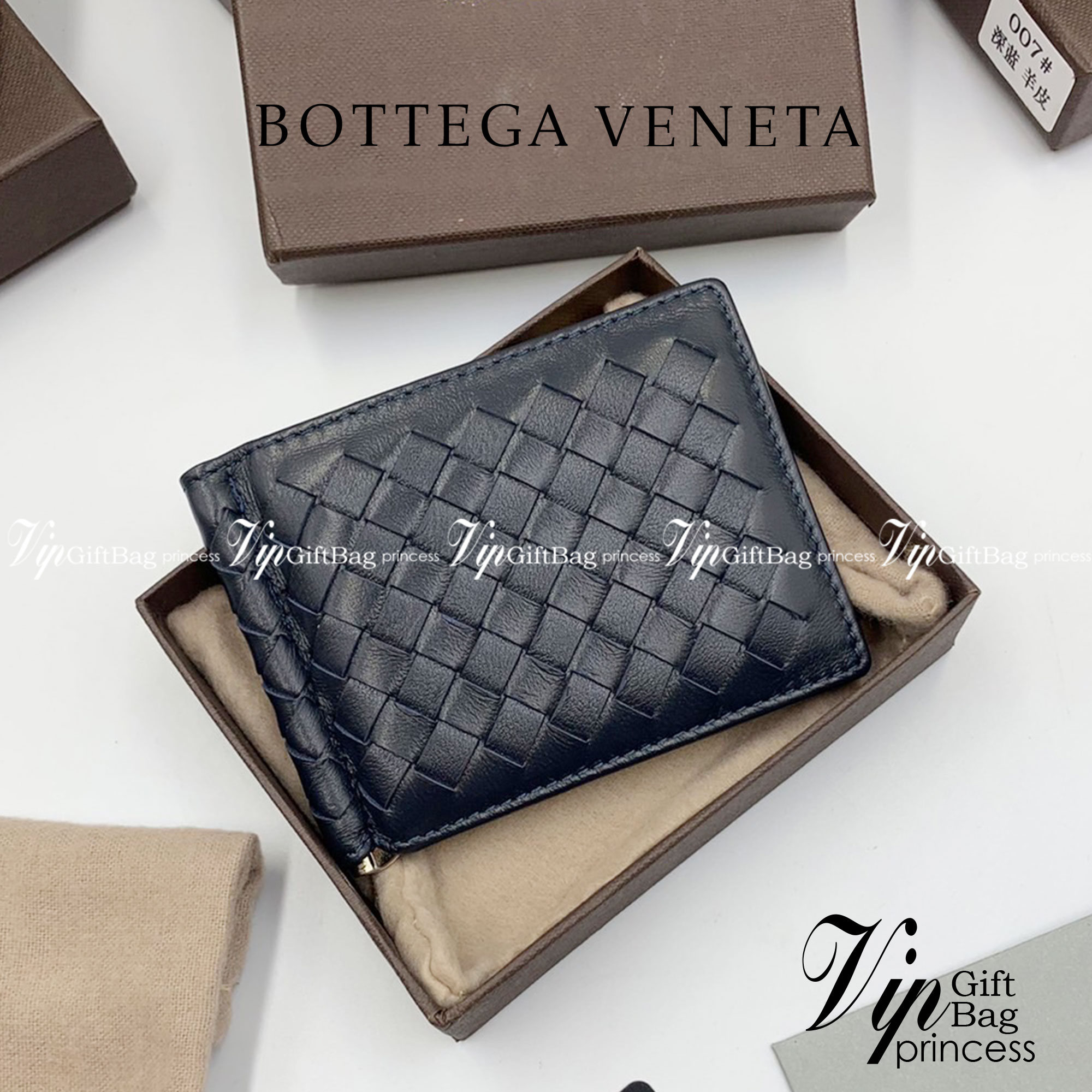 หนังแท้ BOTTEGA VENETA MONEY CLIP WALLET / BV Wallet / BV Men's Wallet พร้อมส่งที่ไทย กระเป๋าสตางค์ใบสั้น รุ่นคลาสสิกพร้อมคลิบโลหะ ที่หยิบมาใช้งานได้บ่อยที่สุด งานหนังลูกวัวแท้ทั้งใบ ใช้ทนทานได้นาน ใช้ทนทา