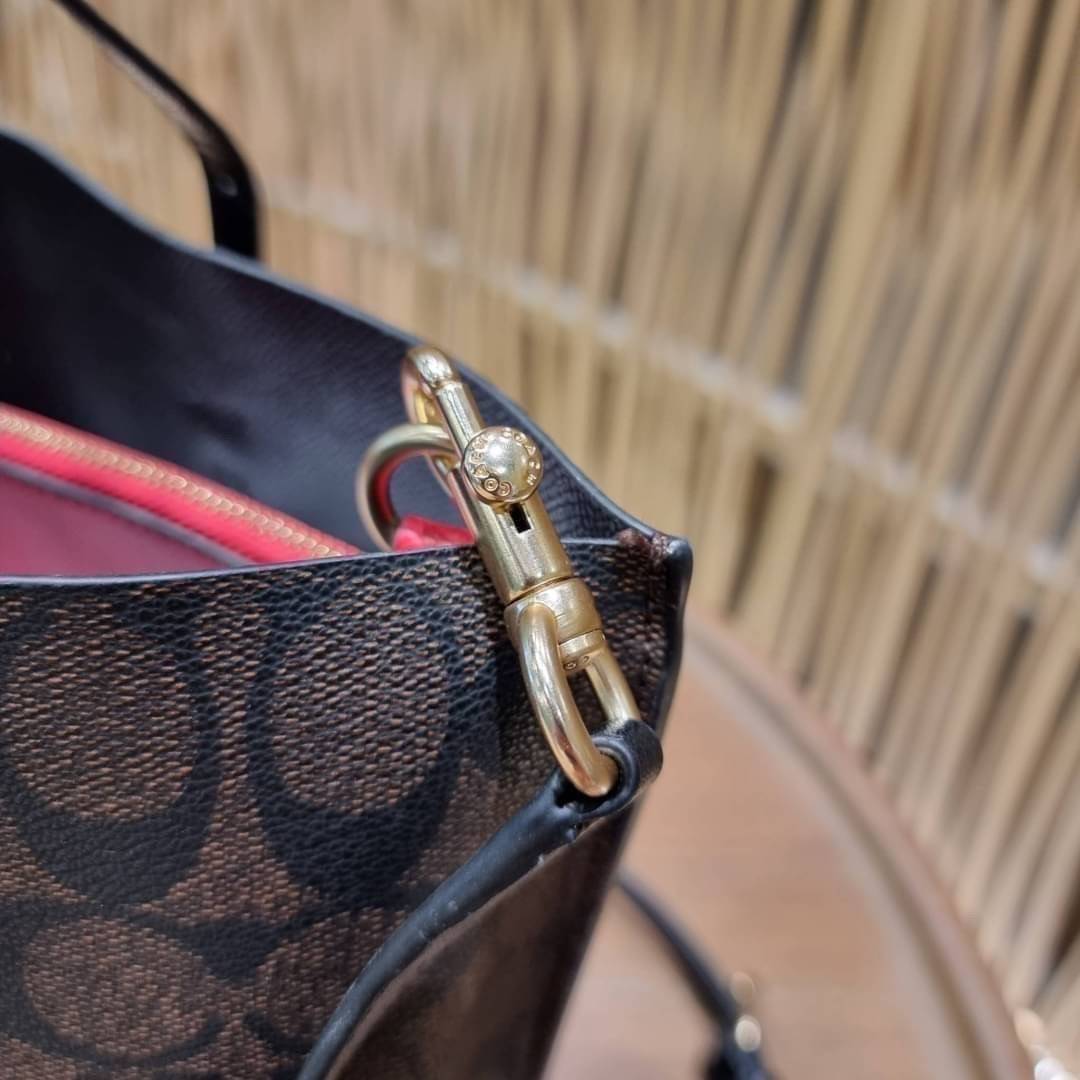 OUTTLET 】COACH MOLLIE TOTE 25 (C4250 C4084) น้องคนสวยอีกหนึ่ง!! กระเป๋าโท้ทไซส์เล็กที่สาวๆหลงรัก ดีไซน์คลาสสิคเหมือนเดิม เพิ่มเติมคือสะดวกขึ้นเยอะ!! ย่อส่วนมาจากใบใหญ่เป๊ะๆ น่ารักน่าใช้มากๆ วัสดุหนัง crossgrain ทนทาน ใช้งานง่าย เรียบหรูดูดีม้าก!! ภายในโล่