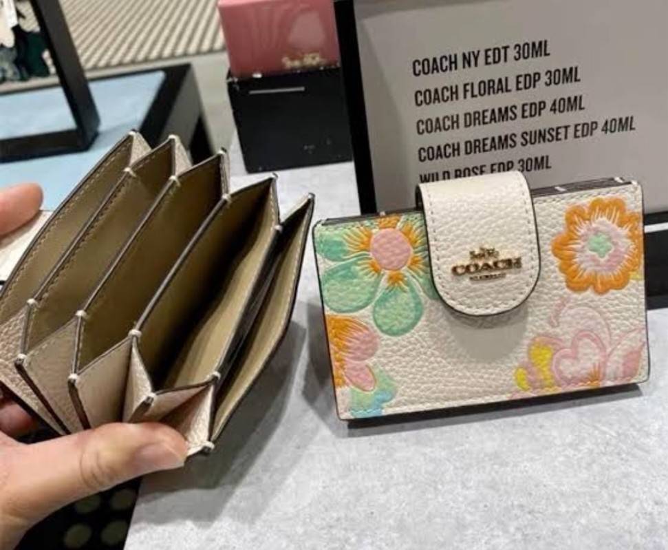 COACH C8325 ACCORDION CARD CASE WITH DREAMY LAND FLORAL PRINT ไอเท็มที่ทำใจฟูจัดเลยจ้า กับกระเป๋าถนอมบัตร ที่สาวๆตามหา ดีไซน์ลวดลายน่ารักมากๆ ขนาดกะทัดรัด พกพาสะดวก วัสดุหนัง pepble ภายในเป็นช่องใส่บัตรได้หลายใบ เหมาะมากสำหรับใครที่มองหากระเป๋าแบ่งสัดส่วน