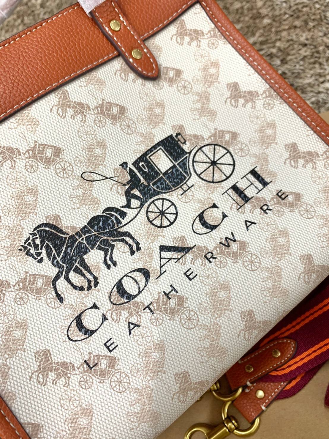 COACH FIELD TOTE 22 WITH HORSE AND CARRIAGE PRINT CARRIAGE BADGE((C8456)) 💫พร้อมส่งที่ไทย ใหม่ล่าสุด คุณภาพเกินเบอร์เลยจ้าา! กระเป๋าทรงTote ไม่ว่าโอกาสไหนๆ คุณสามารถพกพาไปได้ทุกที่ค่ะ หนังแท้อย่างดี! สวย นิ่มมือดีมากค่ะ