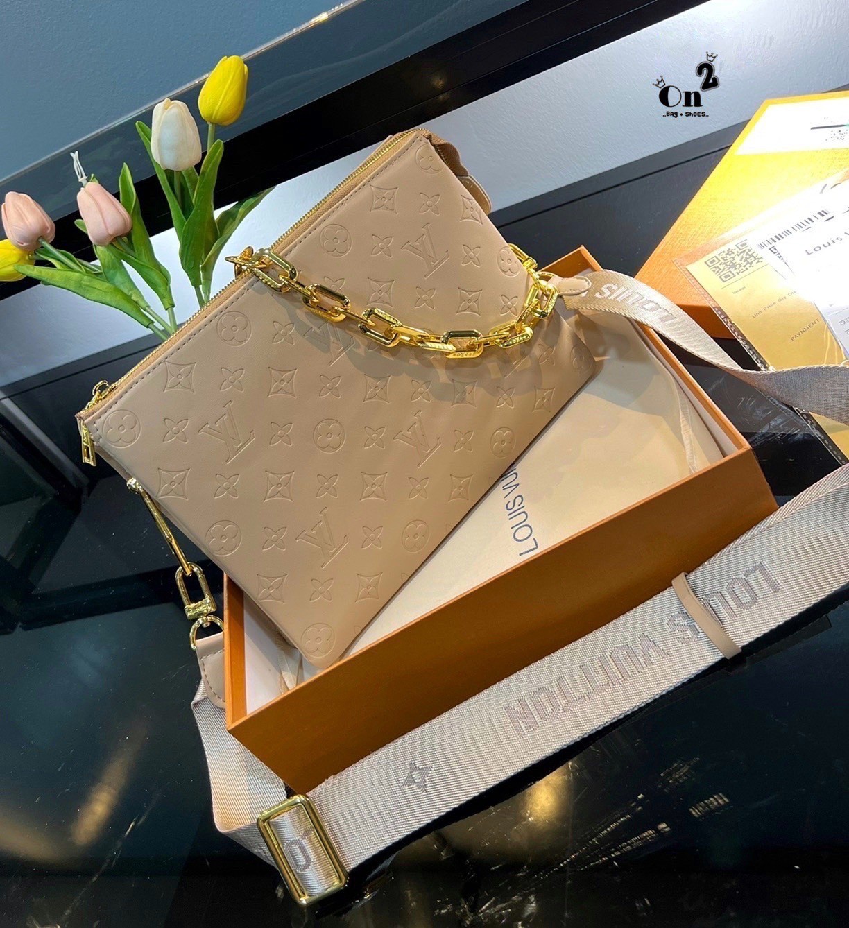 LV HANDLE POUCH MONOGRAM / LV Coussin PM Bag กระเป๋าสะพายกึ่งคลัชท์ สุดล้ำ มาแรงมาก ด้วยความสวยปังตั้งแต่แรกเห็น วัสดุหนังแกะสังเคราะห์ปั๊มลายสวยคม มาพร้อมสาย 2 เส้น เลิศๆ มีสายโซ่ที่มีดีเทลละเอียดไม่ซ้ำ และสายสปอร์ตครอสบอดี้ ที่จะคล้องไว้ทั้งสองเส้นก็ดีง